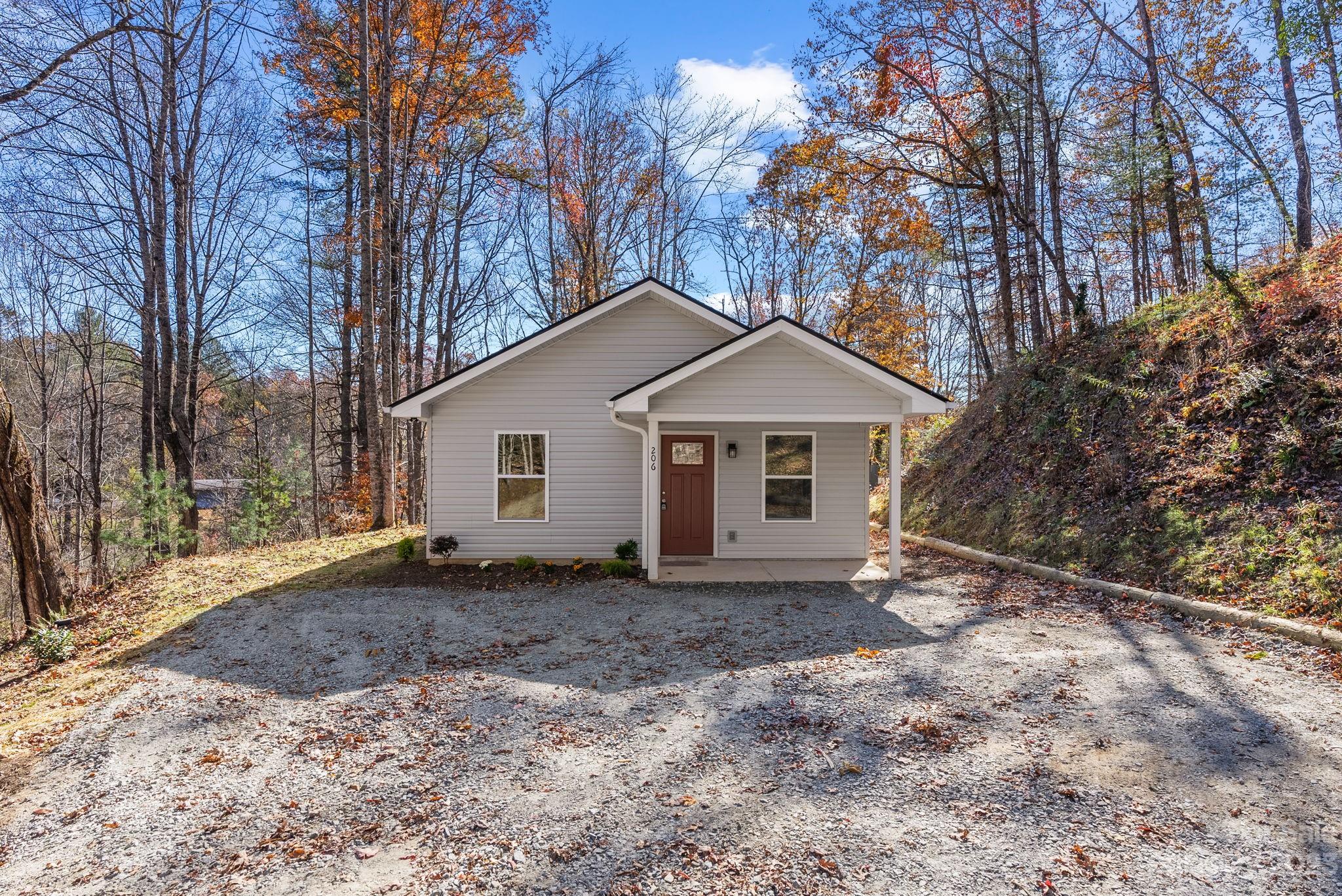 This new construction home is nestled away near the East Fork River with convenience to Headwaters State Park and Dupont State Park.  Enjoy the covered entry on cool fall evenings or relax inside the great room which feels very spacious with the vaulted ceilings.  Along with the front porch there is a nice back yard with a privacy fence. This home also offers grade level entry making entry easy for everyone. Come see all this new home has to offer!