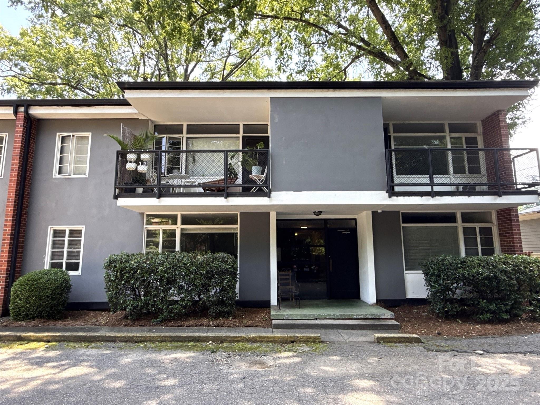 Elizabeth neighborhood 5 mins from Uptown or Plaza-Midwood. Rent includes free parking, heat and water. First floor unit. Walk to restaurants, shops and parks. New countertops and flooring installed in June 2025. Renters Insurance is required.