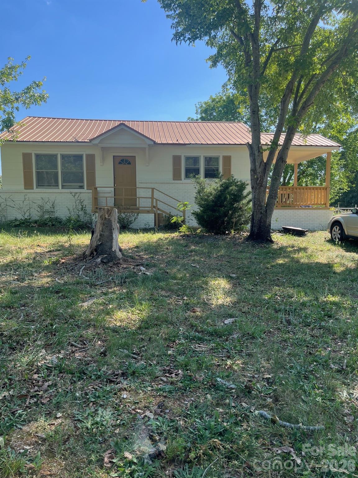 Cute, bungalow type house in very convenient area to airport, Charlotte, White Water Center and more.              Freshly painted on outside, with large yard.  One of those houses that has tons of possibilities or would be a
great rental property as well.