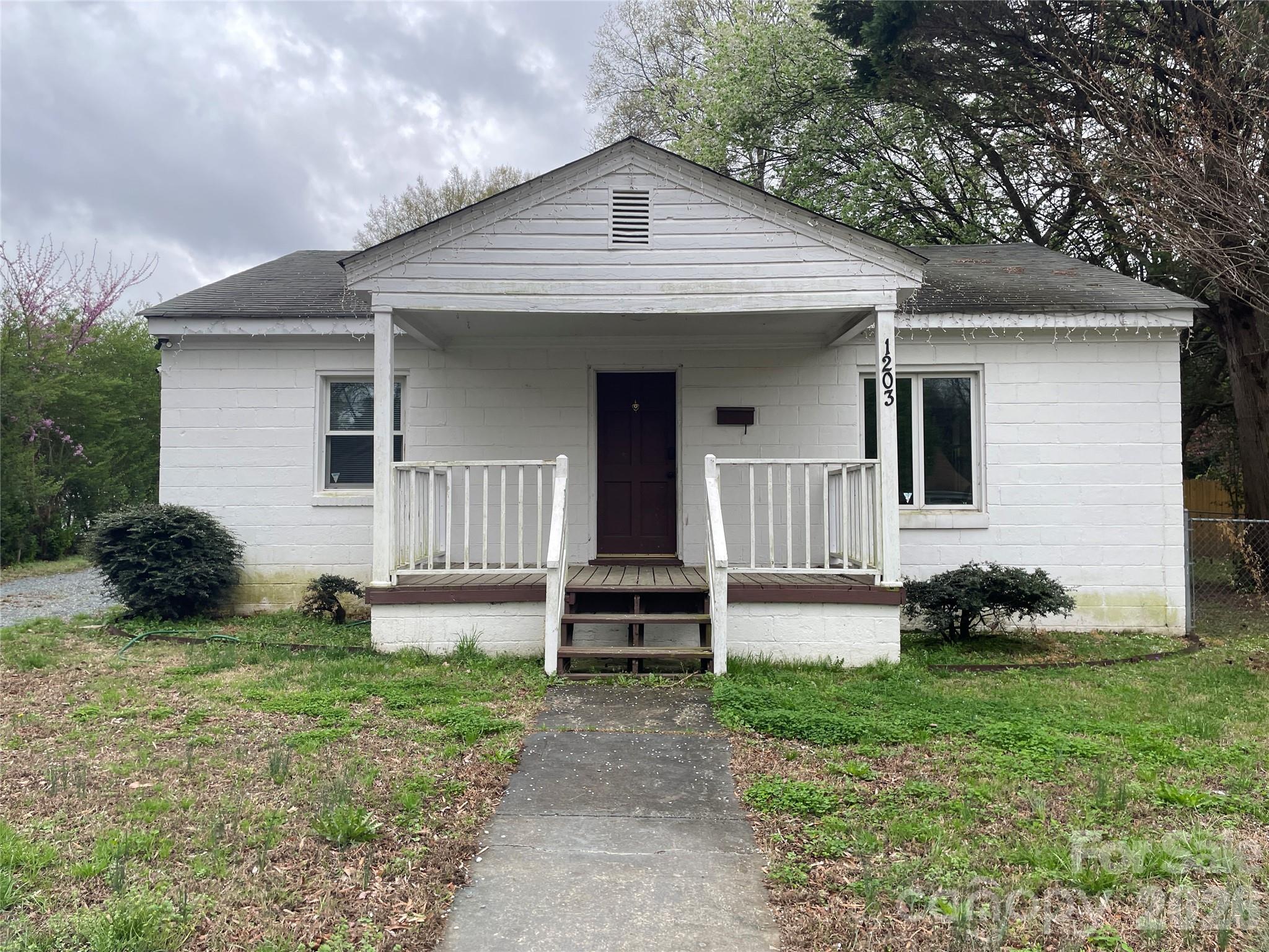 This adorable home in Monroe is ready for the next owner to add their special touches and make it their own! A great opportunity for a first-time buyer to build equity or as an investor purchase.
The fireplace has not been used in many years and is being sold as is.