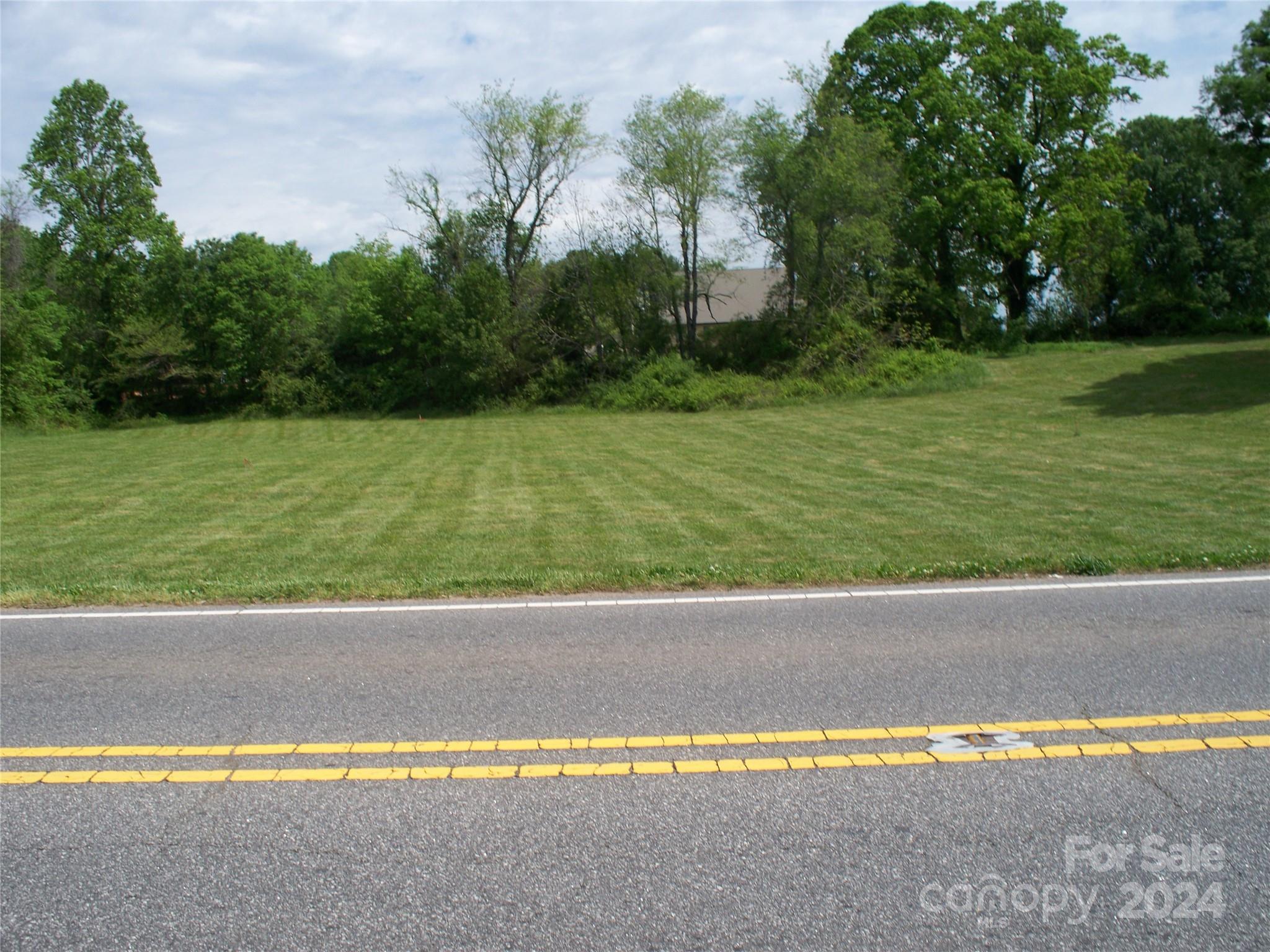 Large lot located in the city in the new Eagle Ridge Subdivision, located on Country Club Road. Have you been looking for the perfect location to build your home inside the city limits? Look no longer. Close to Downtown- Restaurants- Shopping- The 35 mph speed limit allows you to drive your golf cart on the city streets. And did I mention , the Golf Course is just across the street?
                                 ********SEVERAL LOTS TO CHOOSE FROM ********