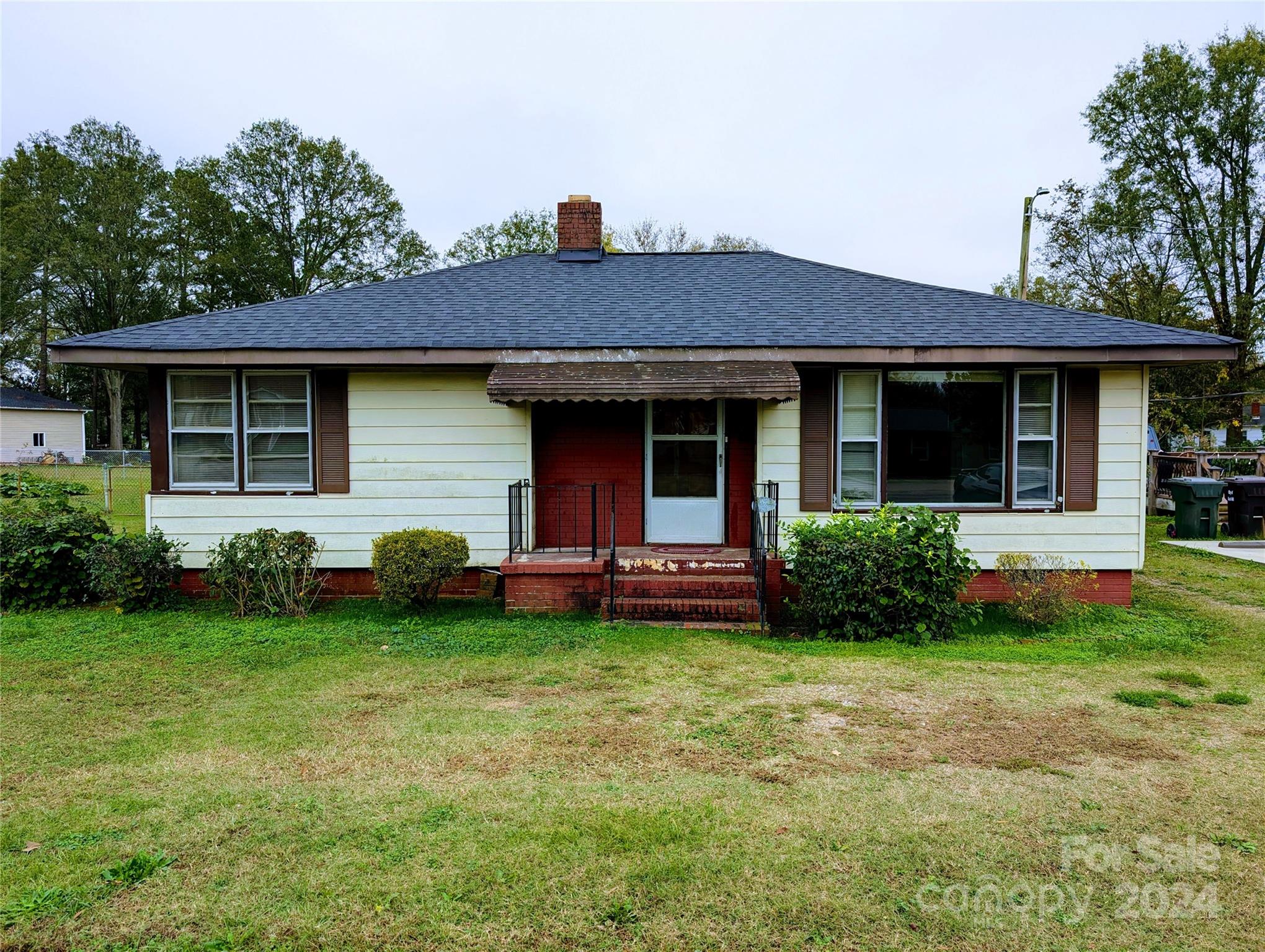 This charming 2 bedroom 1 bath home is ready to welcome its new owners. Uncover the beauty of original hardwood floors hidden beneath the carpet, adding a touch of classic charm. The spacious, fenced-in backyard is ideal for outdoor activities, gardening, or simply enjoying some fresh air. Enjoy the peace of mind that comes with a recently installed new roof. Whether you’re a first-time homebuyer, looking to downsize, or seeking a promising investment, 829 S Cherry Rd has something special to offer. Schedule a viewing today and see for yourself!