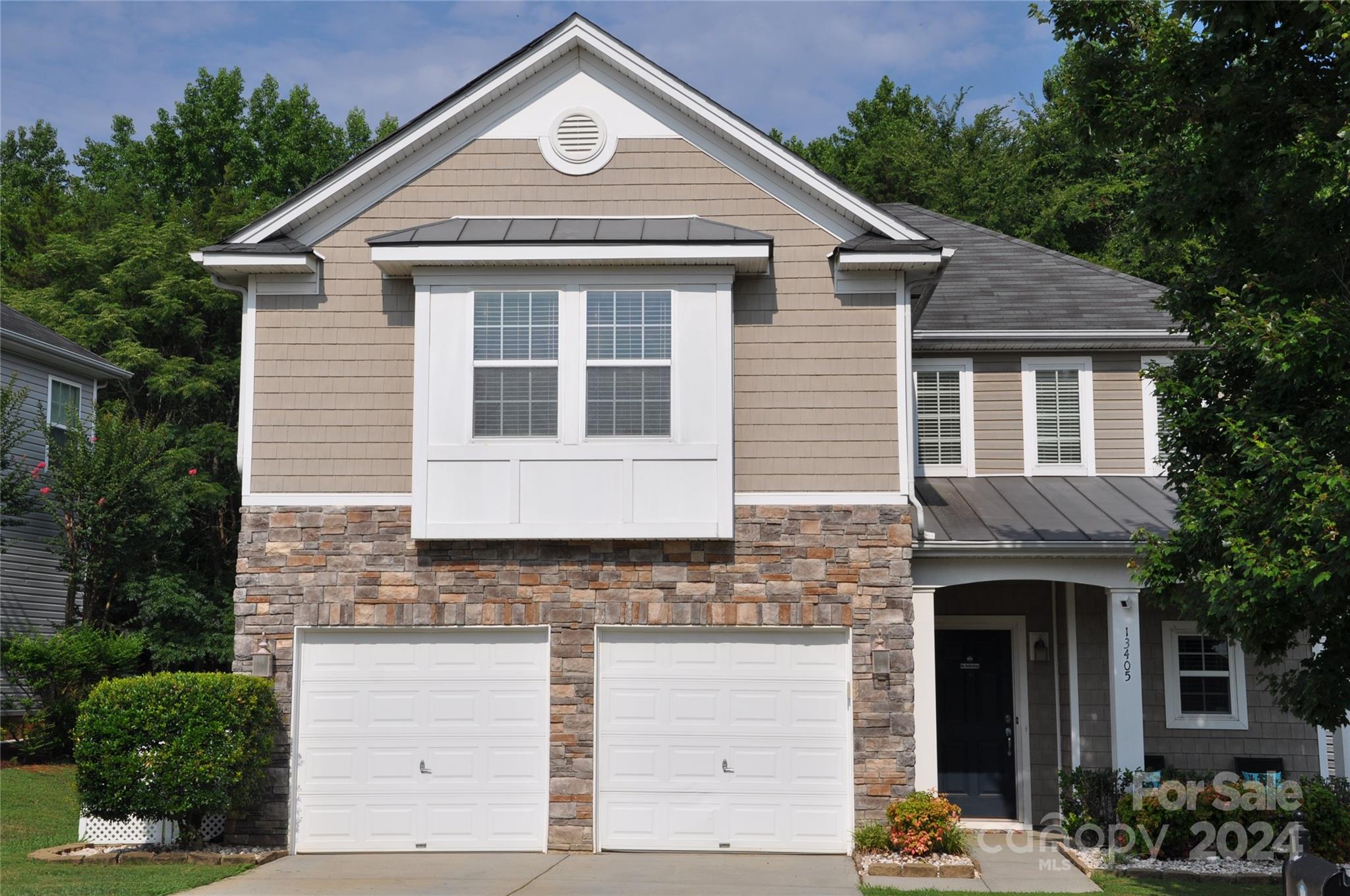 Great location, open floorplan, tons of features! Spacious Kitchen, stainless steel appliances, 42” cabinets, pantry, ample counter space, Kitchen island. Great Room has stone fireplace, cozy gas logs, wired surround sound system, view of private back yard. Easy entertaining with welcoming entrace Foyer, open layout in Kitchen/ Dining/ Great Room, 9’ ceilings, recessed lighting. Huge primary bedroom has large walk-in closet, en-suite bath, dual sinks, soaking tub, separate shower. Also upstairs are spacious secondary bedrooms, convenient laundry room, and another large full bath. Immaculate home, open & airy, great floor plan! Relax on the covered front porch or oversized patio. Back yard has privacy fence, storage shed, nice view & no rear neighbors. Hamilton Lakes is an established neighborhood with mature trees, sidewalks, pool, all in a great location! 5 mins to ample shopping & dining, hospital, RiverGate; 10 mins to I-77, Lake Wylie, hiking, parks, Carowinds; 30 min to airport.