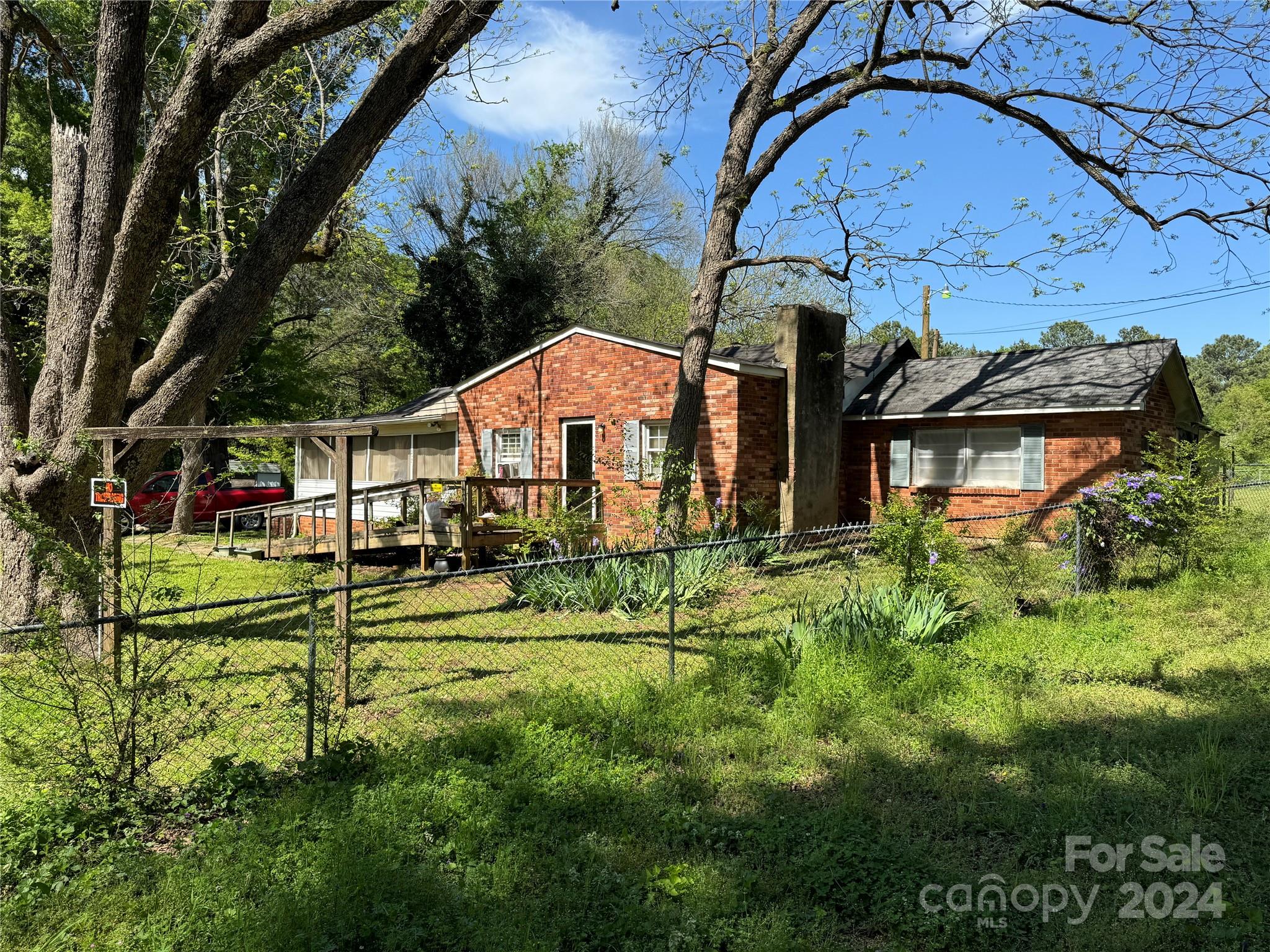 Single wide manufactured home that has a living room and screen porch addition with lots of possibilities, 2 bedrooms 1 bath, convenient location on a large level lot, must see! priced to sell.
