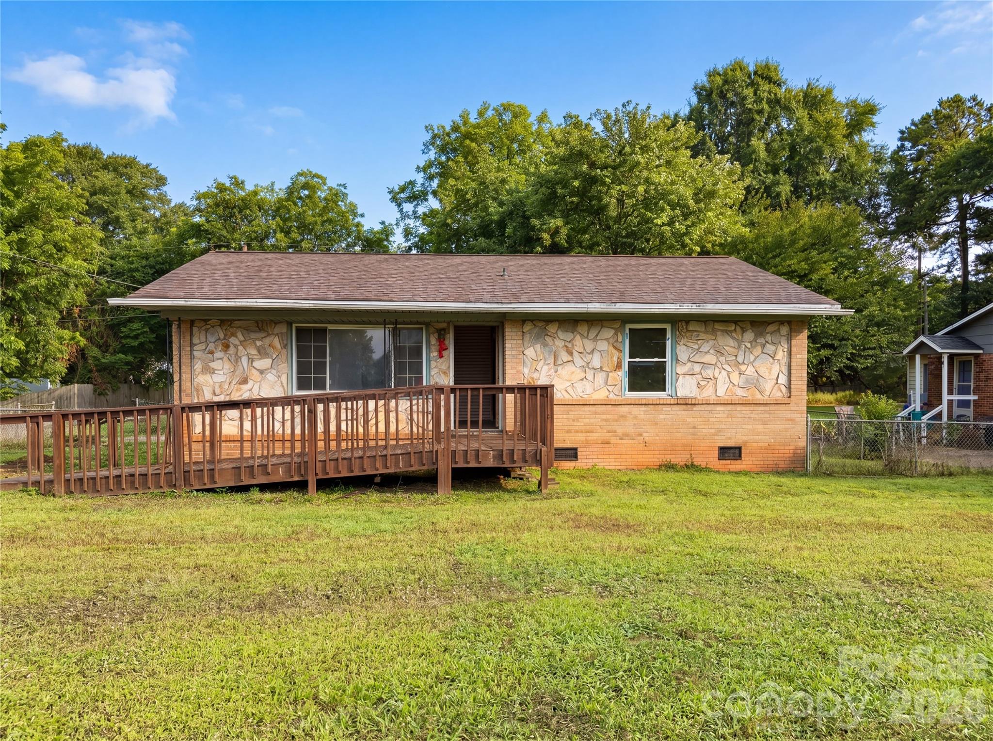 Investor Special! Great opportunity to add value in the highly desirable Fort Mill area. This property offers strong
potential as a fix-and-flip, rental, or renovation project. Conveniently located near shopping, dining, schools, and
major highways. Bring your vision and don't miss this chance to invest in one of the area's most sought-after
markets.