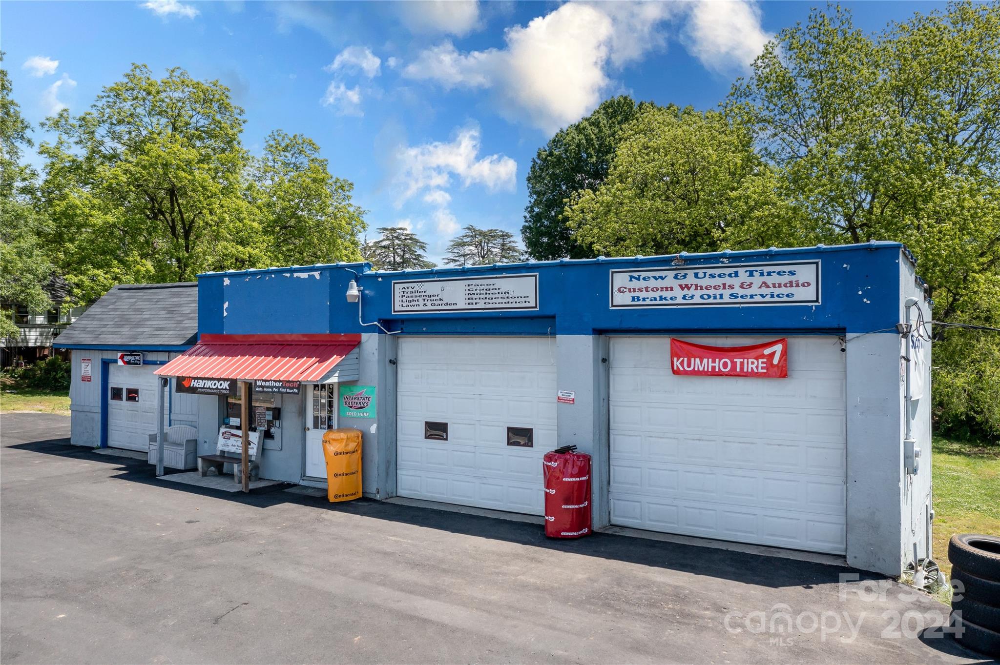 Great building to start your own business in the heart of Maiden, zoning C-1 allows opportunity for variety of business concepts.  Located on Carolina Ave with high Visibility, 1600 sqft building with office, 2 garage bays/storage space, 3 roll up garage doors,2 bathrooms. New Lot pavement 2023, Roof replaced 2022,
Owner has had a Radargram performed to determine if gas tank in ground, No Tank found.
 the report is in attachments.
 
Cash only Transaction.