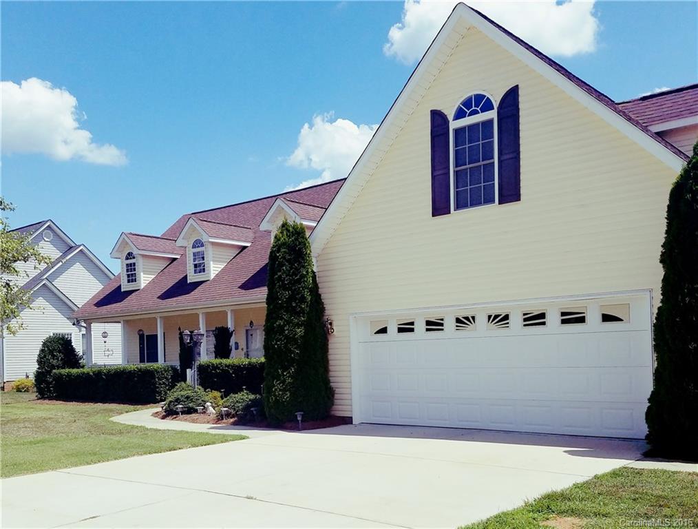 MOTIVATED SELLER!
Located in desirable Stoneridge Lakes, this home is in immaculate condition.  4 Bedrooms & 3 Baths, lakefront homes boasts, master on main split level, dual vanities, two walk in closets including an oversized master bath with jacuzzi tub. Several upgrades throughout; ceiling fans, vaulted ceilings, walk in pantry with stand up freezer. Laundry on main, with shelving & storage space. Over sized kitchen with additional dining space. 
BRING ALL OFFERS!