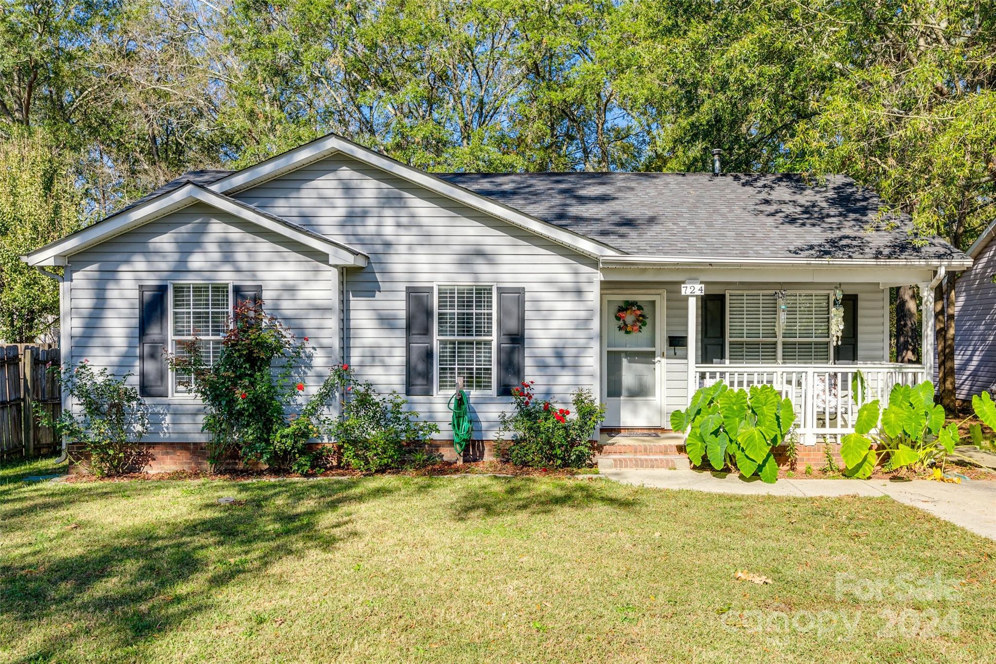 Lovely house in a cul de sac looking for it's next owner! This house features a good size fenced in backyard perfect for entertaining and an open concept floorplan. This would make a perfect first home or investment property. Schedule your showing today! 

Please note: It is being sold AS-IS, no known problems. Fence was added and front rails on front porch were added by owner, no permits pulled.

Washer and dryer does NOT convey.