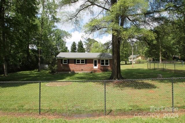 Cute Brick Home Located in Rock Hill, SC, 3 Bedrooms, 1 Bathroom, Living Room, Eat-In Kitchen with Range & Dishwasher, Hardwood Floors. Patio, Entire Yard is Fenced. Well & Septic, All Electric.
No Smoking/No Vaping. No Pets. Maximum Occupants 3.
Home is currently occupied. Viewing appointments will only be scheduled with approved applicants. Approximate availability date is 07/29/2024. (This date is not guaranteed and subject to change.)