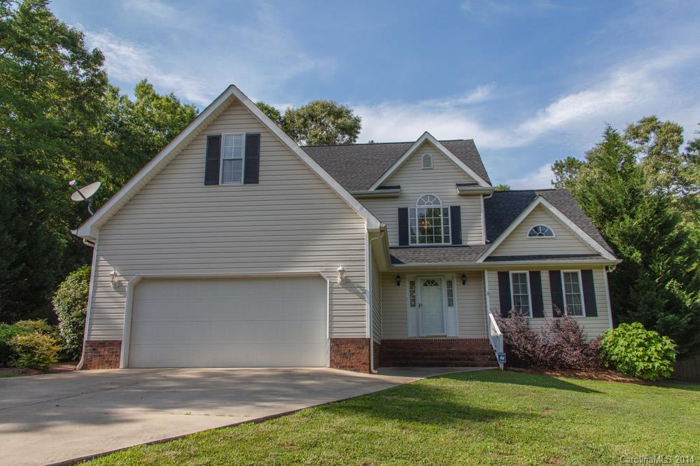 Must See!! 4 Br, 2.5 BATH in a wonderful neighborhood Oak Creek in Clover School District. 
Great 1 acre wooded lot with a firepit in back. 2 outdoor storage buildings, small work shop in garage.
Clover schools, great location for commute to Charlotte, Rock Hill and Gastonia. 
Master BR has trey ceiling, separate shower and whirlpool. 3 brs up and a bonus area as well.