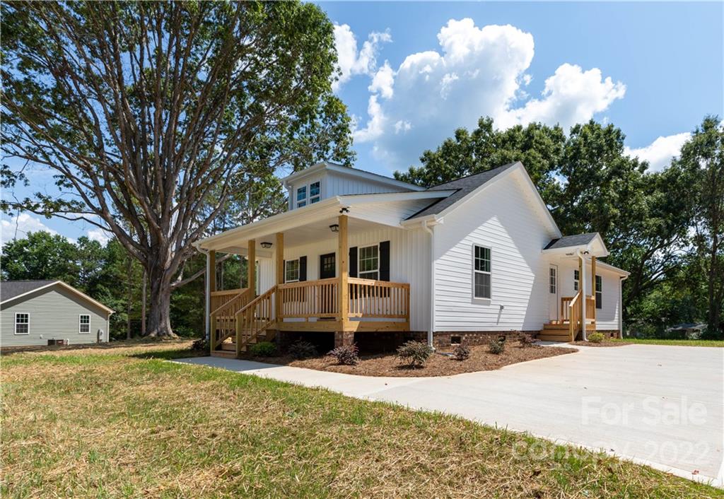 Quality new construction, three bedrooms with two full baths. No HOA and country living at its finest! This home features LVP floors, granite tops in the kitchen, and baths.