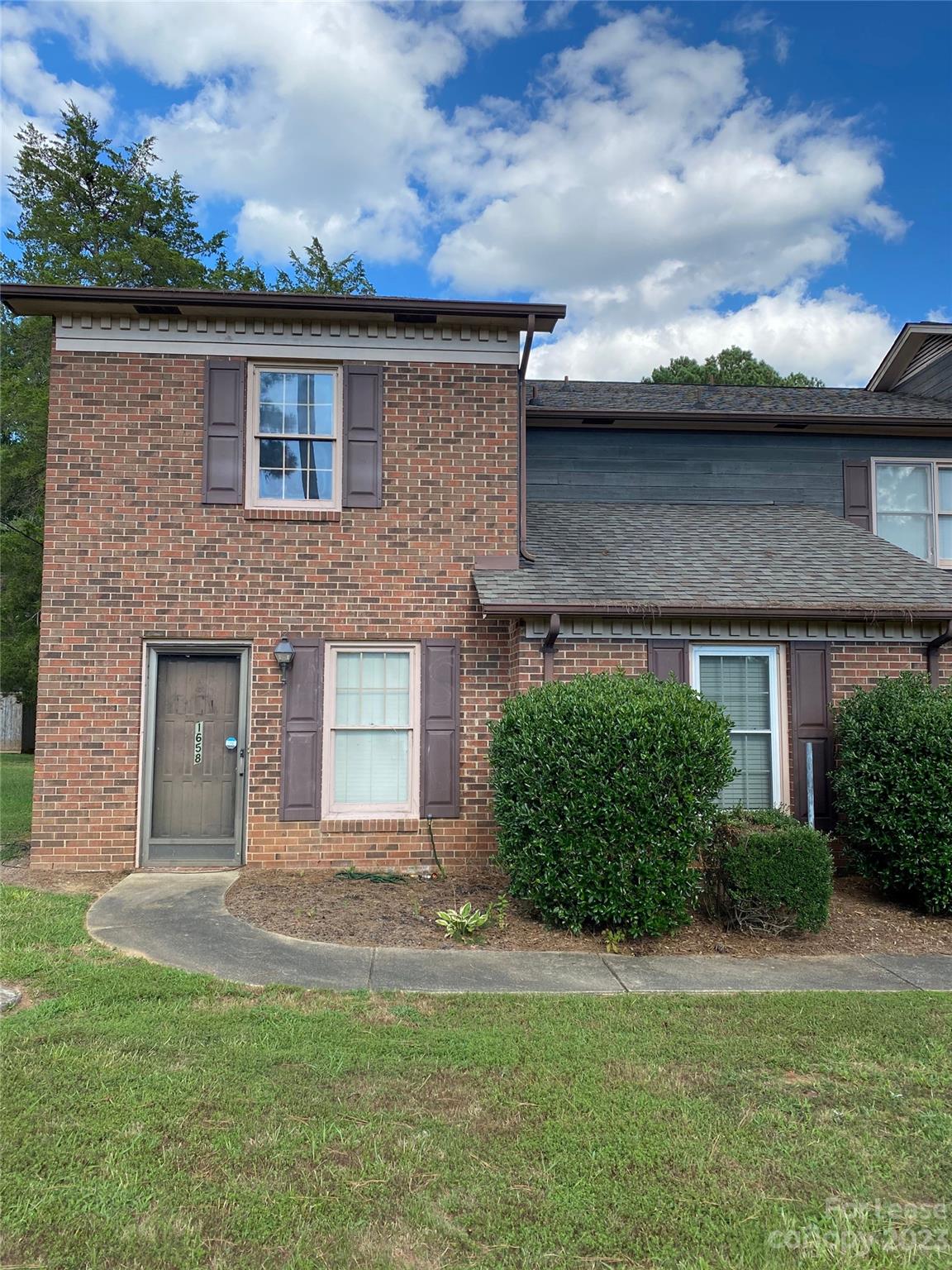 Villa Located in Rock Hill, SC, 2 Bedrooms, 1.5 Bathrooms, Living Room, Eat In Kitchen with Range, Refrigerator & Dishwasher. Very close to Local Restaurants, walking trails.
No Smoking/No Vaping. NO PETS.
Available NOW for viewing by key sign out from our office Monday-Friday from 9am-4pm, except Holidays. Keys to be returned by 5pm same day. Requires $20 refundable deposit.