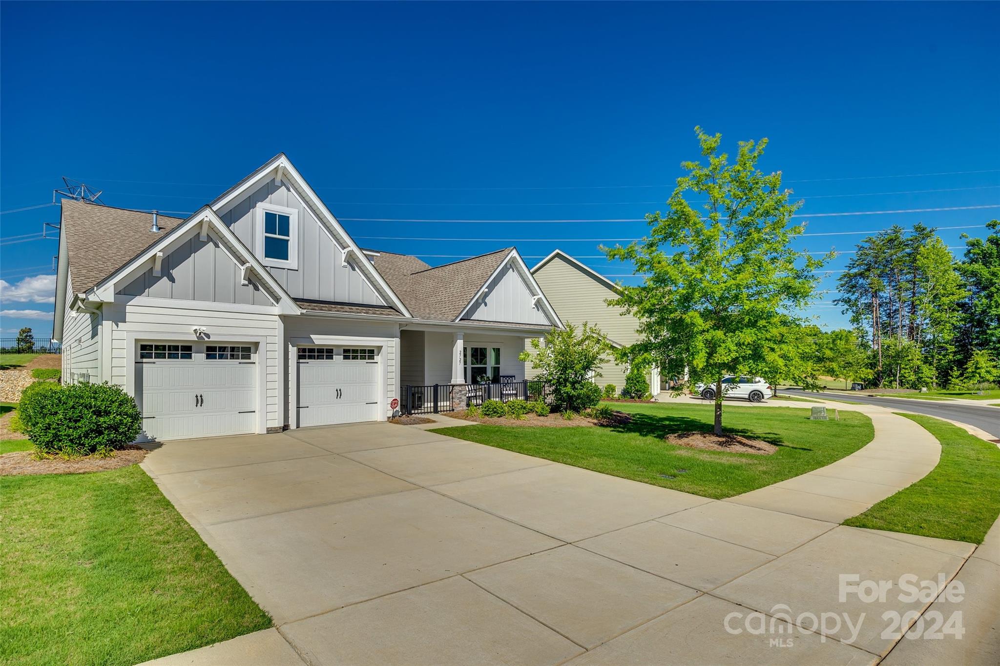 You will love this move in ready, previous-model ranch home in Handsmill on Lake Wylie.  The spacious open floor plan is perfect for entertaining or just relaxing.  The primary bedroom/suite has a built in office/sitting area like no other. Fully screened on porch. This original model has too many upgrades to mention including couffered ceilings in the great room that flow through into the kitchen.  A must see, so schedule your showings ASAP.  You will not want to miss this one!!
Handsmill on Lake Wylie is an amazing community with marina access, dry storage, pool, gym, playground, community bbq area, and gated.- Clover Schools
Measurements and Professional photos will be uploaded by Monday 6/10