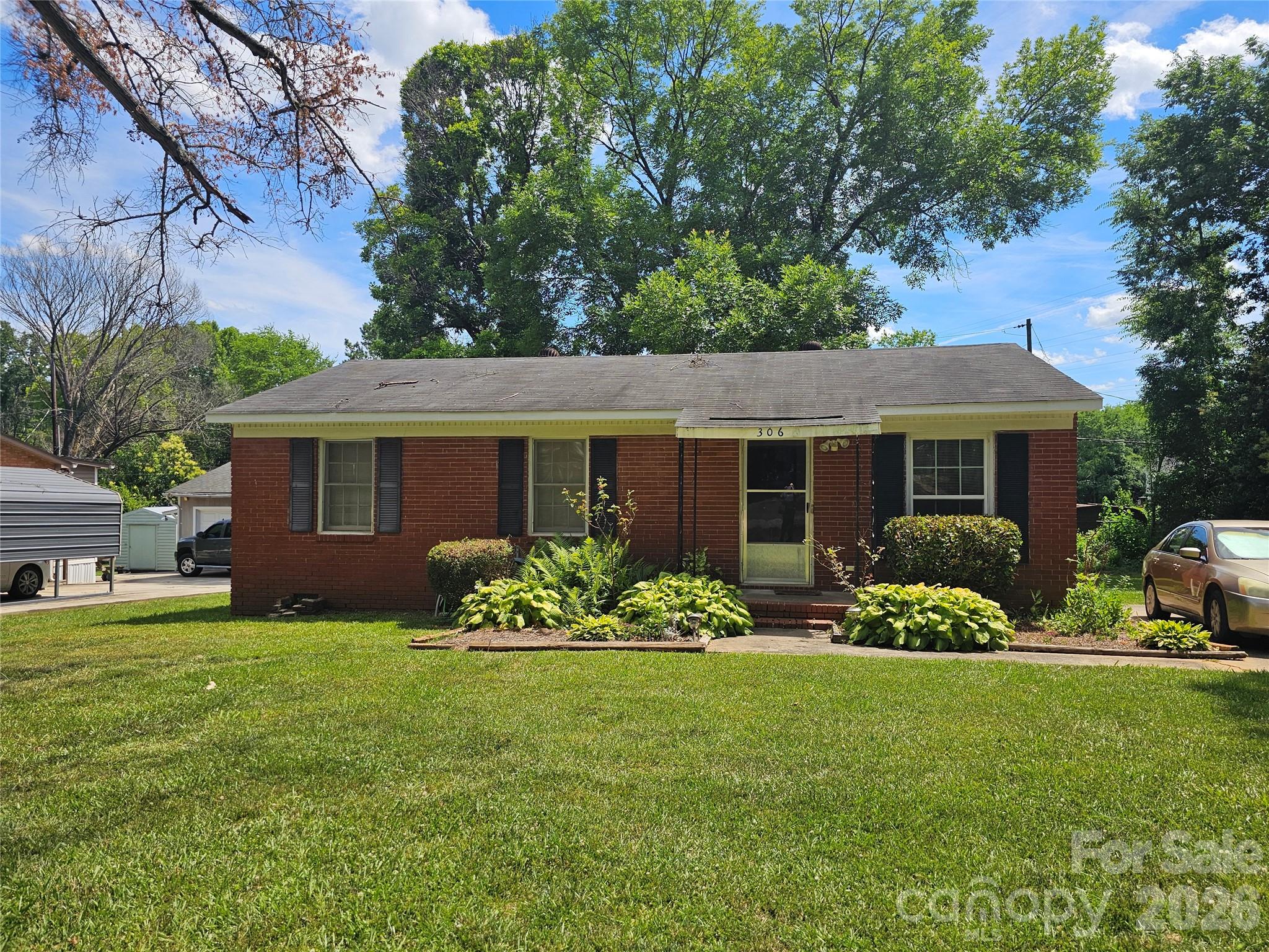Nice 3 bedroom, 1 and a half bath brick home.  That's conveniently located near town, but not on a busy street.
Good size living room, eat in kitchen and inside laundry area.