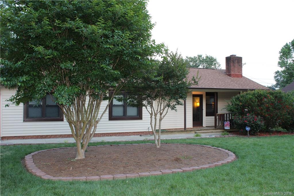 This charming ranch home in the established neighborhood of Beacon Hills offers a traditional floor plan that flows from the spacious living room (w/ gas fireplace) to the dining room and kitchen. Large glass door provide tons of natural light and lead to the rear deck and large fenced back yard. This is a perfect opportunity to enjoy quite neighborhood streets only minutes away from shopping and restaurants with great schools making this home a rare find at a fantastic value!