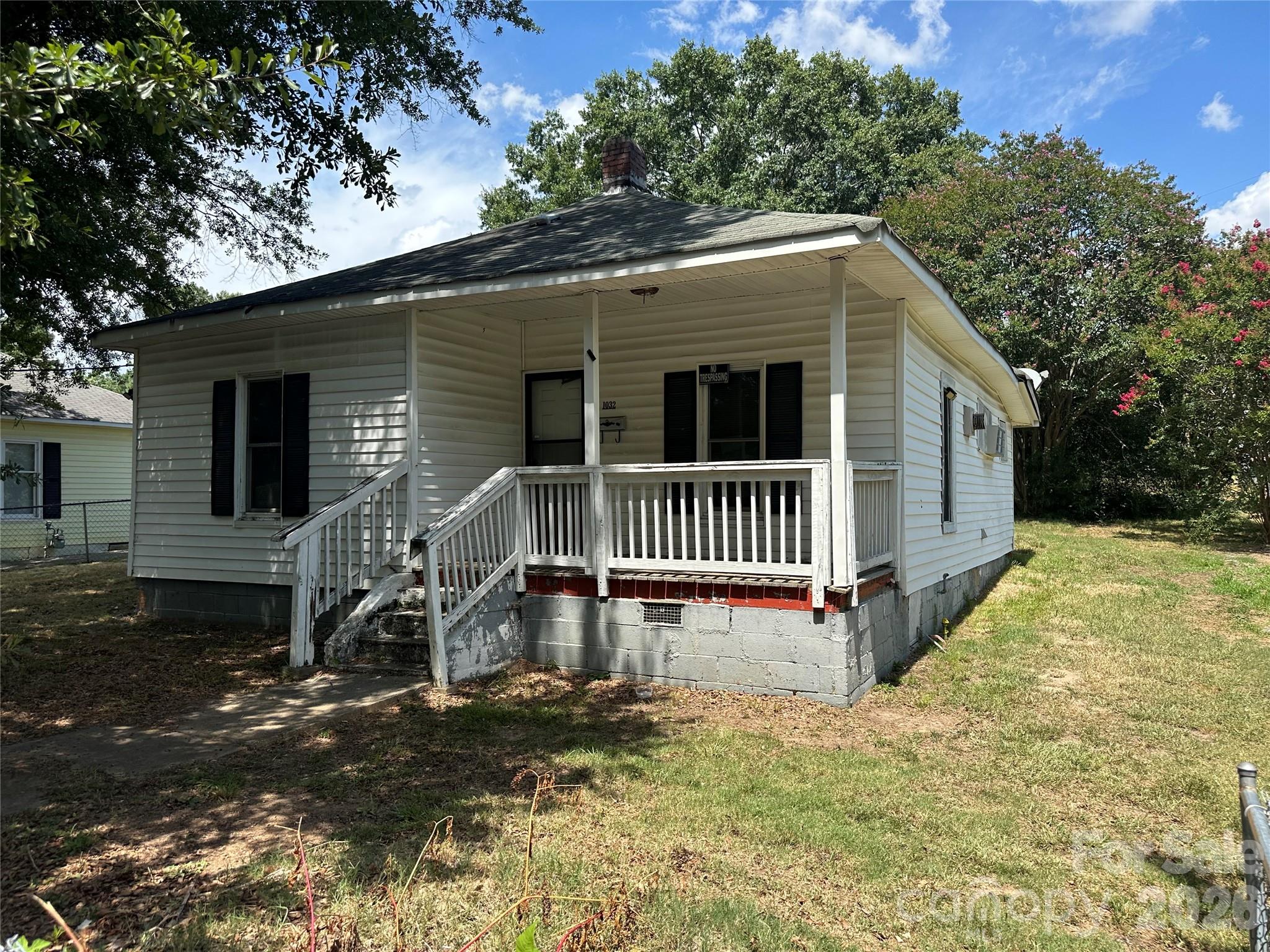 Fixer-Upper For Sale – Great Investment Opportunity! Looking for your next project? This 2-bedroom, 1-bath home has plenty of potential and is ready for someone to bring it back to life. It needs significant repairs and updates, making it a great opportunity for an investor, flipper, or buyer looking to renovate.