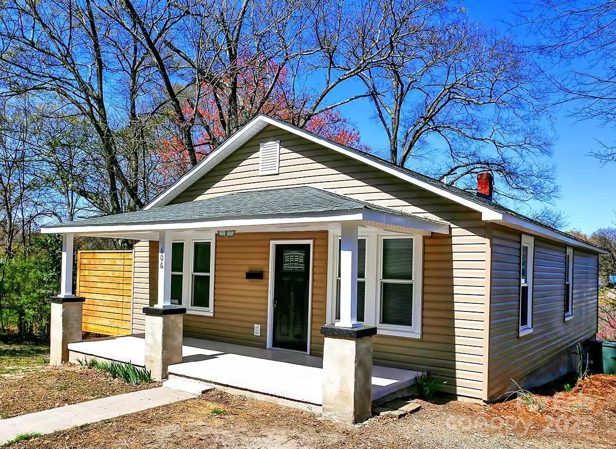 Charming 3-bedroom, 2-bath home featuring tasteful updates and a fresh, inviting ambiance. The roof was replaced in 2020, contributing to the home’s long-term value and peace of mind. Ideal for first-time buyers or those seeking a well-maintained, move-in ready property. Please note: 606 Childs and 602 Childs are currently on the market and have been subdivided into two parcels. This property is currently operating as a successful Airbnb and maintains strong occupancy—financials available upon request for interested buyers.
Showing will have to be worked around bookings