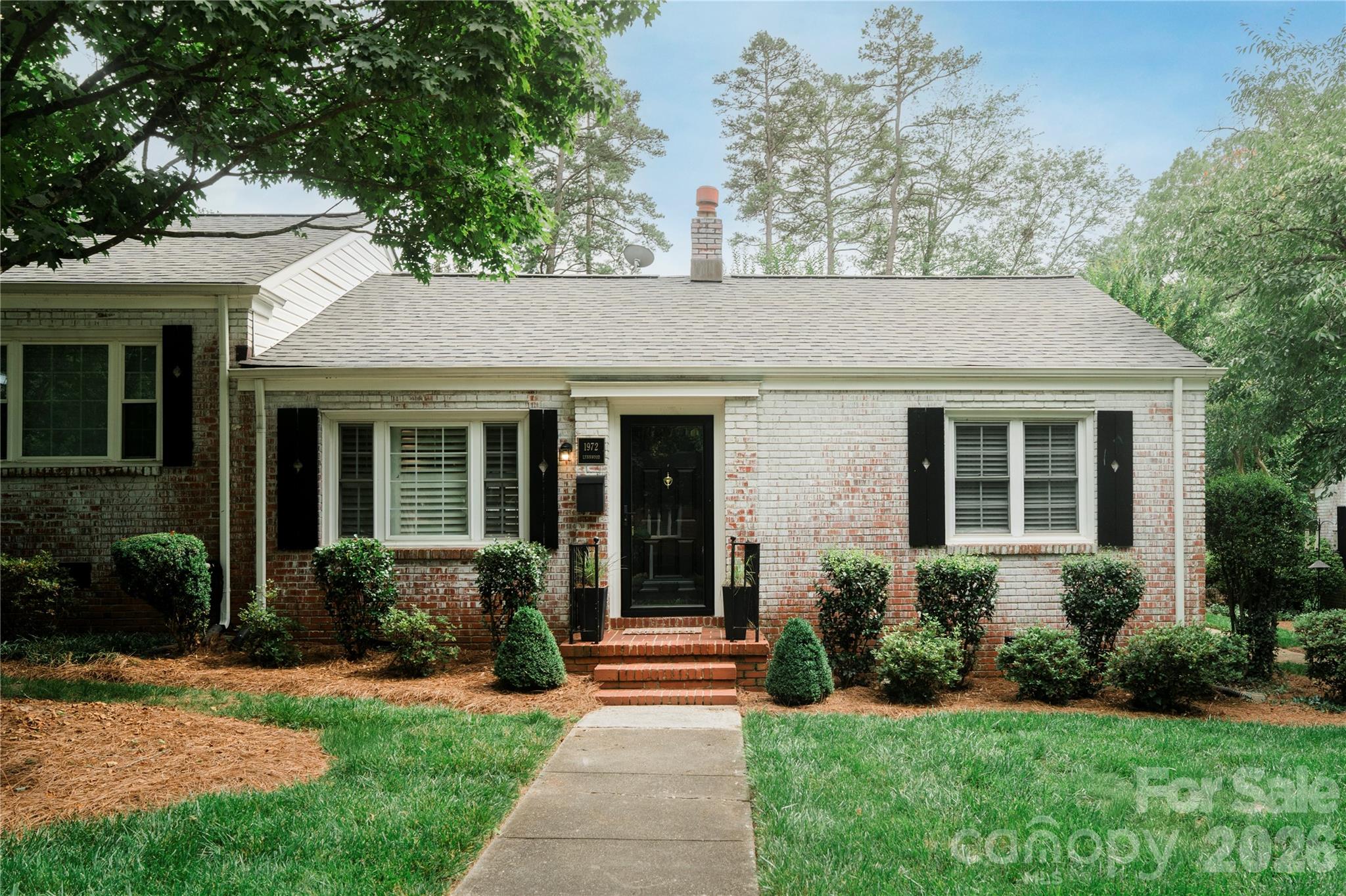 Beautifully updated condo in the highly desirable Scotland Colony condo community which is located in the heart of
Myers Park! Updates include new flooring, kitchen cabinets and countertops, recessed lighting, over-sized crown molding and plantation shutters. The bathroom has a new vanity, new tile flooring and a large tiled walk-in shower! This condo is move in ready and in addition to the features already discussed there is a private deck in the rear for entertaining. In real estate the old saying is "location, location, location" and this property delivers just that with the Sugar Creek Greenway, Myers Park Country Club, Park Road Shopping Center, SouthPark Mall and Freedom Park all just a short distance away!