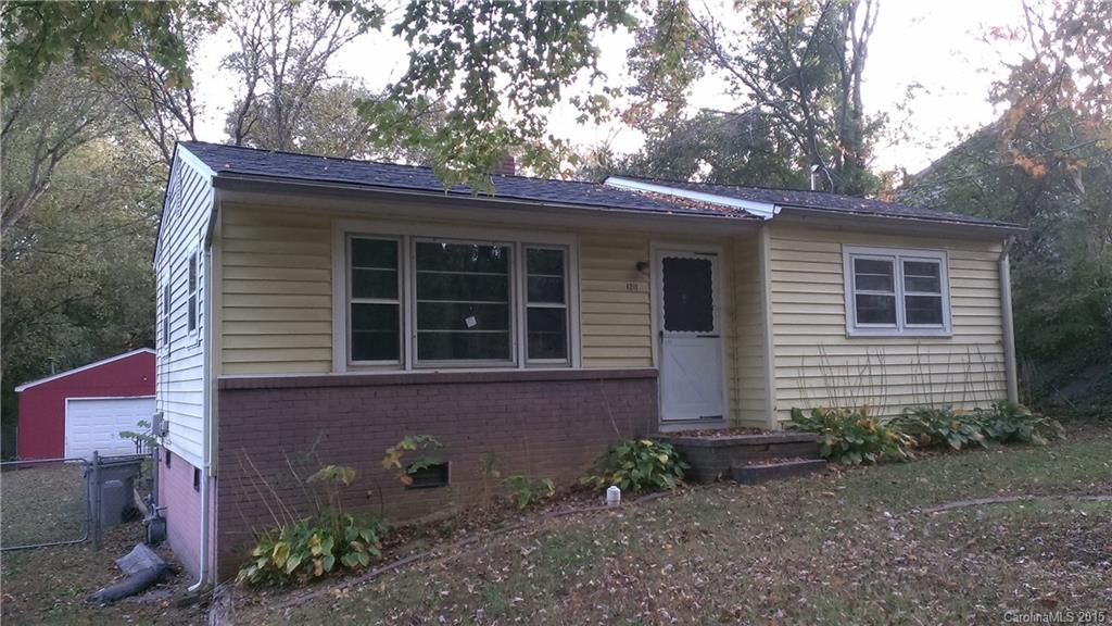 ******PRICE REDUCED******
Check out this lovely 3 bedroom/ 2 bathroom home priced to sell! Beautiful hardwood floors! Roof, water heater and plumbing have been replaced within the last two years. Can also be a great investment home. Rented for a year at $650 a month.