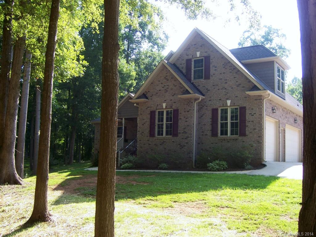 Welcome to Sunset Ridge! This home sits on a 1.77 acre wooded lot. Home is like new w/ new paint, carpet, refinished flrs, etc. Mst BR is on main flr w/ 2 walk-in closets. Mst bath has a huge walk in shower w/ double vanities. Gorgeous kitchen w/ wet bar, lrg laundry room w/ shower perfect for washing pets! Office nook, screened porch, deck, bonus room, 3 car garage, and More!