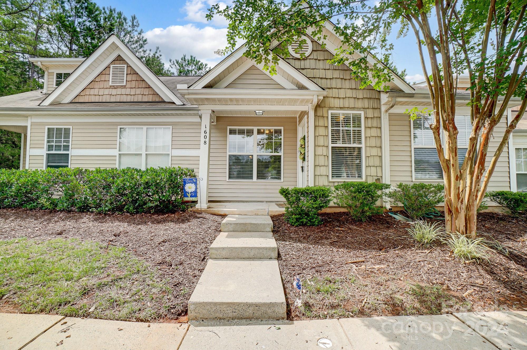 Well maintained 2 bedroom 2 bath garden townhouse all on one level in the lovely Brookchase neighborhood.  Features include new laminate flooring, all appliances to remain, open great room and kitchen area, under-cabinet lighting in kitchen, split bedroom floor plan, front porch, walk-in closet in primary bedroom, private patio area in back, very clean, community pool, minutes to restaurants and retail in Indian Land, Fort Mill, and Ballantyne.