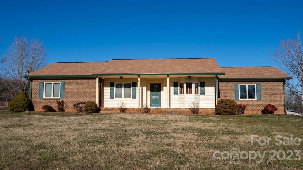 Located in Pleasant Gardens this 3BR/2BA brick ranch w/front porch is ready for new owners. Featuring an entry foyer, great room w/gas fireplace. Kitchen w/dining area & bay window and laundry room all on 0.53 acre level lot! Double attached garage. Deck access from the laundry room, great room and primary bedroom. Deck has afternoon shade. Easy access to Hwy 127, Hickory, groceries & restaurants. Seller is offering $5,000 towards buyers closing cost with acceptable offer.