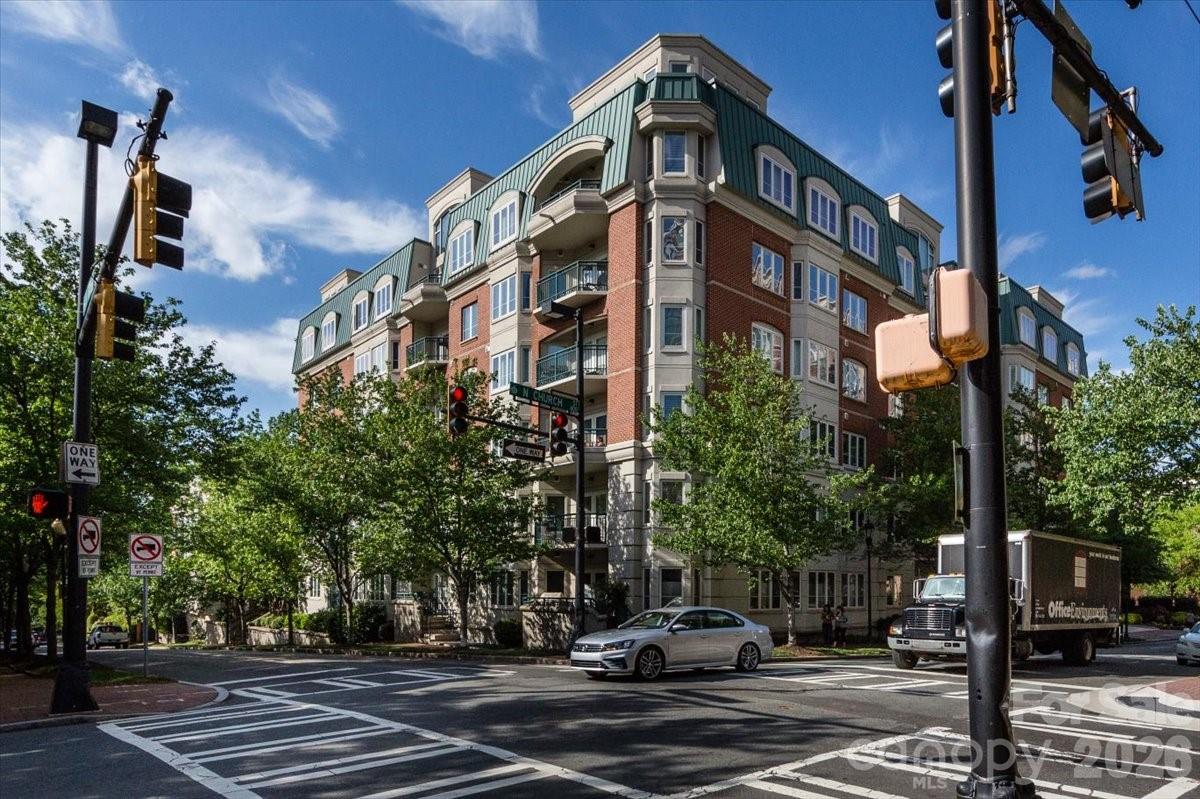 Welcome to Jefferson Square, a prestigious condominium community located in Fourth Ward in Uptown Charlotte. Enjoy stunning skyline views and unbeatable walkability to restaurants, museums, sports venues, and everything Uptown has to offer.
This spacious three-bedroom corner unit is filled with natural light and features skyline views from windows on three sides! Newer wide plank hardwood floors throughout the main living area. Step outside to your private balcony complete with a gas grill — perfect for entertaining while taking in city views.  Recent updates include HVAC, water heater,  fresh neutral paint, wide plank hardwood flooring, refinished Kitchen cabinets, custom matching blinds in all rooms.  Two deeded parking spots and storage unit in secure parking garage.