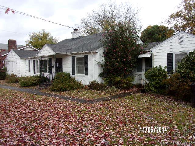 Nice ranch style home on large lot with private backyard. Home has 3rd bedroom as 2nd living quarters, with
it's own bathroom and kitchen. Fantastic value with tremendous potential!