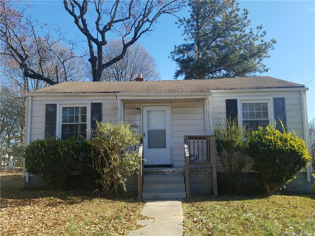 Quaint 2 bedroom, 1 bath house in Villa Heights! This adorable home offers cozy new carpet, a great natural light, and it comes equipped with a refrigerator and range. Outside, you’ll enjoy off street parking and a large back yard. Location is key with convenient access to some of the trendiest neighborhoods in Charlotte, including Plaza Midwood and NODA. You’ll also be just minutes from uptown Charlotte, local parks, and a plethora of shopping and dining options. Welcome home!