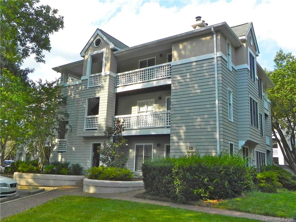 Well kept 3rd floor condo overlooking pool in back of community.....very quiet