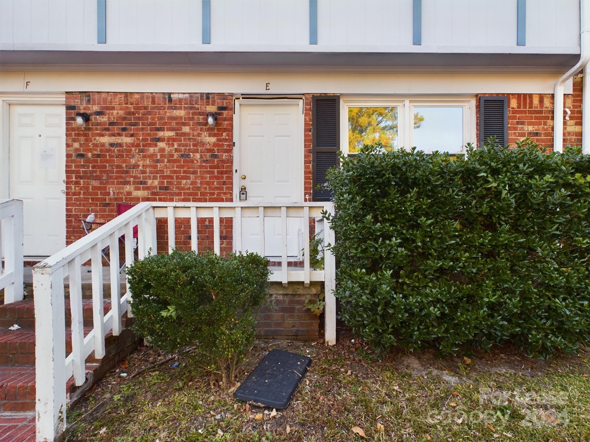 Freshly Renovated 2bed 1.5bath including granite and stainless steel appliances!

Great location in Lancaster!! Convenient to Wal-Mart, hospital, Founders Credit Union Headquarters and USC Lancaster campus. Easy commute to Rock Hill, I-77 corridor or even the Haile Gold Mine! Come See. Won't last long!

To schedule a time to view the property, please call out listing service Tenant Turner at .

622 Eastview Ct is a house located in Lancaster County and the 29720 ZIP Code. This area is served by the Lancaster 01 attendance zone.
