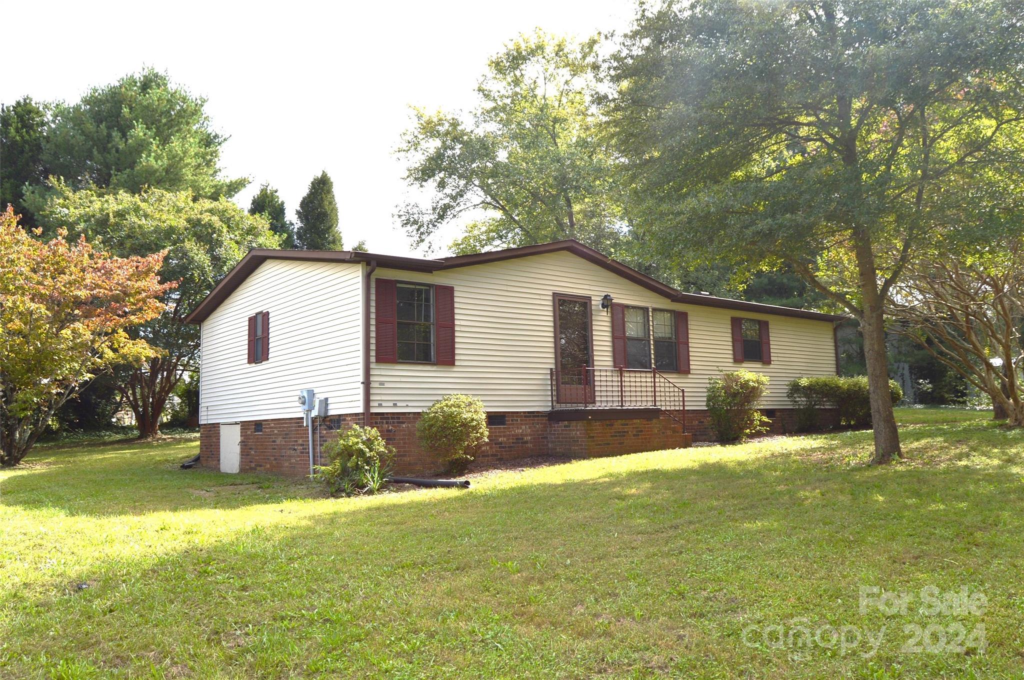 ***PRICE IMPROVEMENT****Fantastic opportunity to own this seculuded property on nearly an acre of land. Totally repainted interior. New light fixtures throughout. Three bedrooms and two full bathrooms. Open living room and dinning room areas with plenty of space to spread out. Newer flooring throughout the house. Newer deck off the rear of the house. Please contact listing agent for more information.