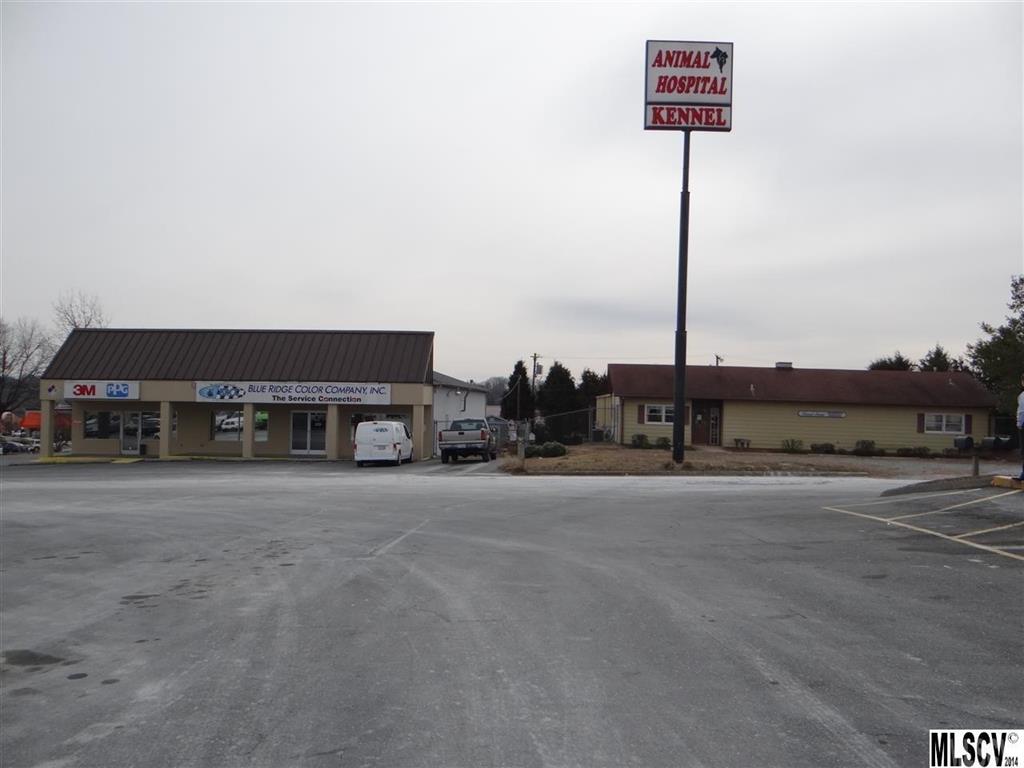 Exception Value $117,000 below tax assessment. This property is located in a high traffic retail shopping center center located off University Pkwy.Formerly use as a animal hospital and boarding facility.Has offices that can be used fro retail and a large rear warehouse section. The facility has most of the equipment in the Kennel area including 40 or more cages in new condition. Large parking and fenced land area for addition buildings or vehicles. Property would make a great service business location. Sold "as is".