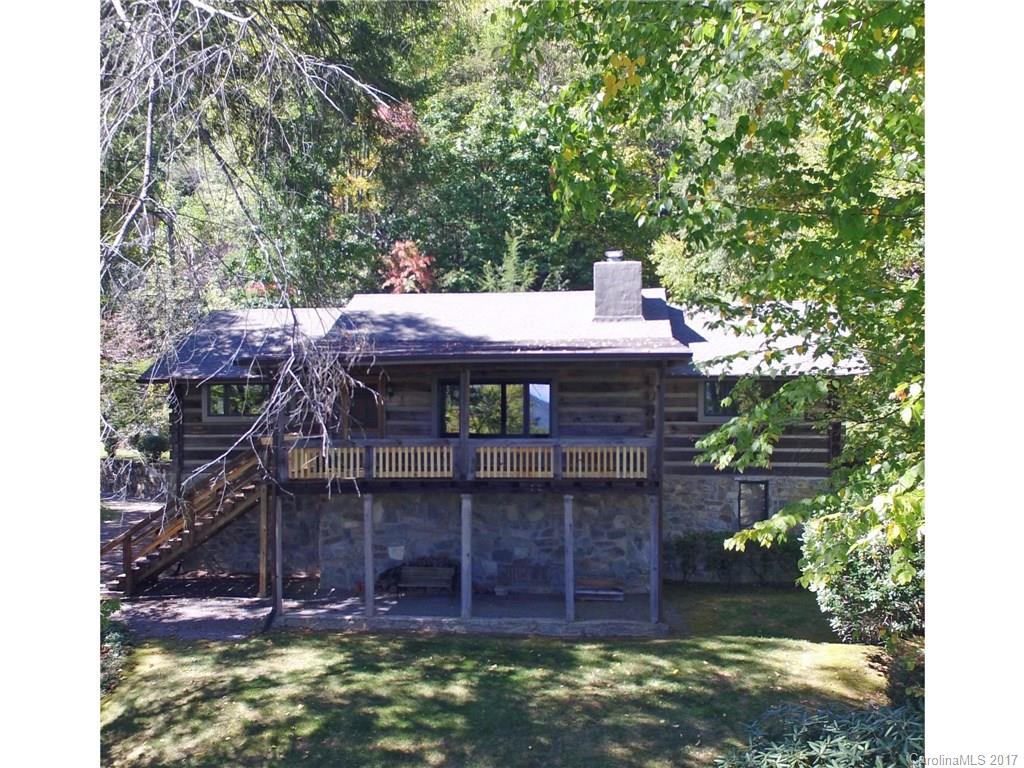 Quintessential mountain log home nestled on a beautiful, natural knoll with an exceptional view while also boasting reasonable access.  Private, gated community less than a mile from Maggie's dining and shopping, this home features 2 ensuite bedrooms on main and a third bonus room with bath on lower level.  Open kitchen with pantry and great room featuring a native stone fireplace, fabulous covered porch to drink in the view.  Huge garage with wood stove and work space complete the package.