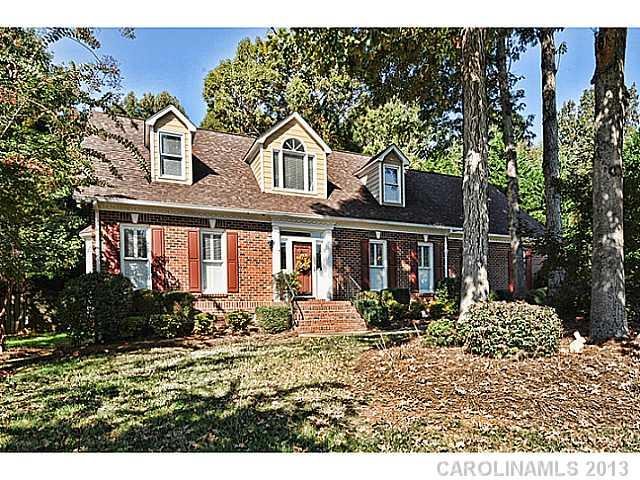 Two story brick home features a flowing floor plan brightened by natural light.  Master on main has large whirlpool bath.  Spacious great room has wet bar and fireplace and opens into the sun room and kitchen.  Many windows allow a nice view of the private fenced backyard.  Kitchen has double ovens, island, eating area and connects to laundry room and garage.