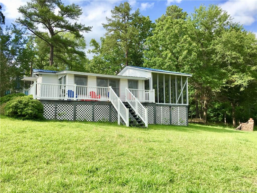 Living the Lake Life! Cozy 2 bed 2 bathroom lake cabin on Wateree lake. Large Family room, large kitchen and awesome screened porch. Nice Pier with deep water. Fantastic weekend getaway!