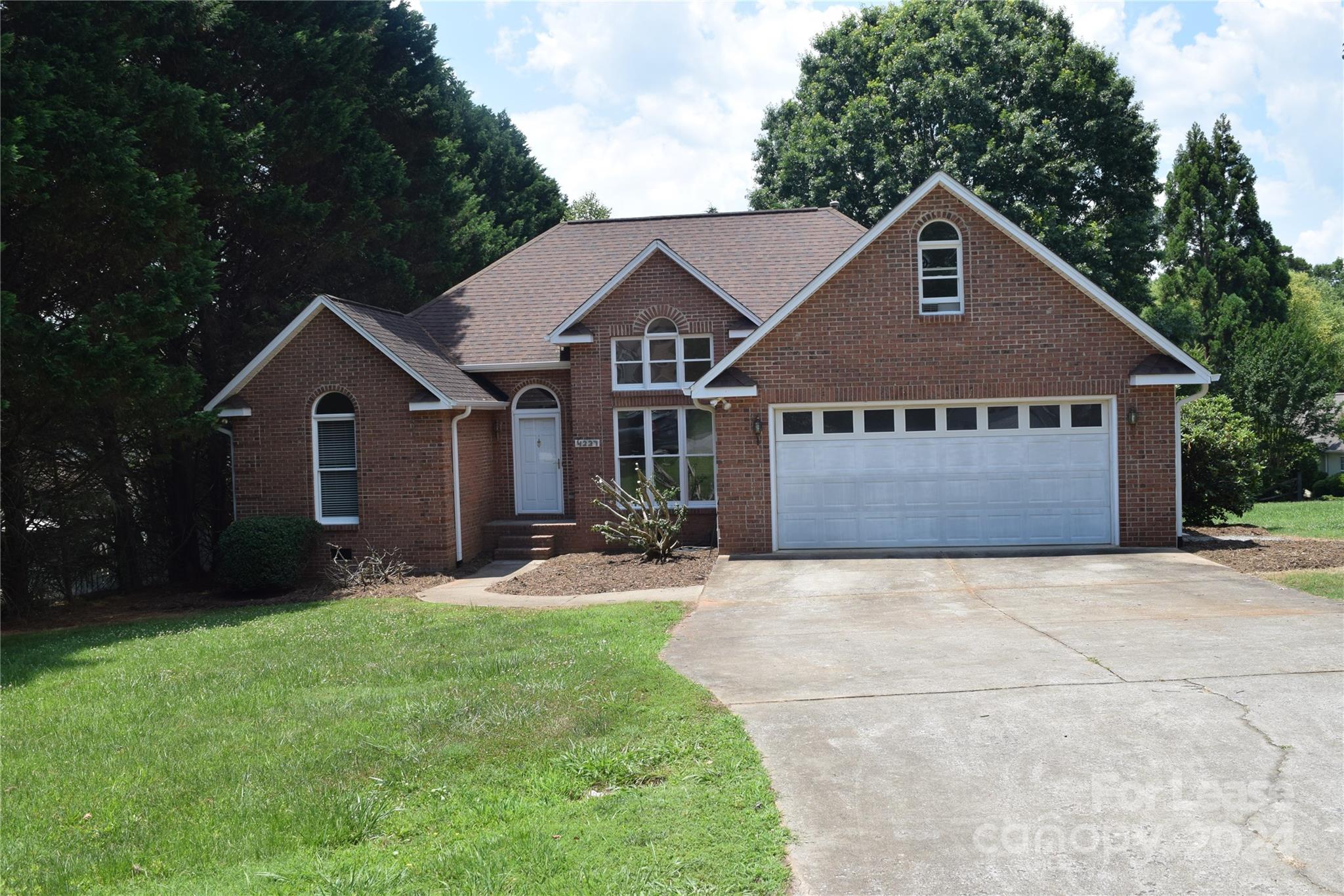 Just reduced! Impressive Brick house with open floorplan in great school district. Located in established NE Hickory neighborhood.  Freshly painted interior and new appliances.  Split bedroom plan with two spacious bedrooms sharing a hall bath and the primary with an ensuite bath, double vanities, shower and tub plus walk in closet.  Bonus room over the garage could be 4th bedroom or office, craft or workout room! Dining room and breakfast nook off of the kitchen.  Great yard and space for a garden.