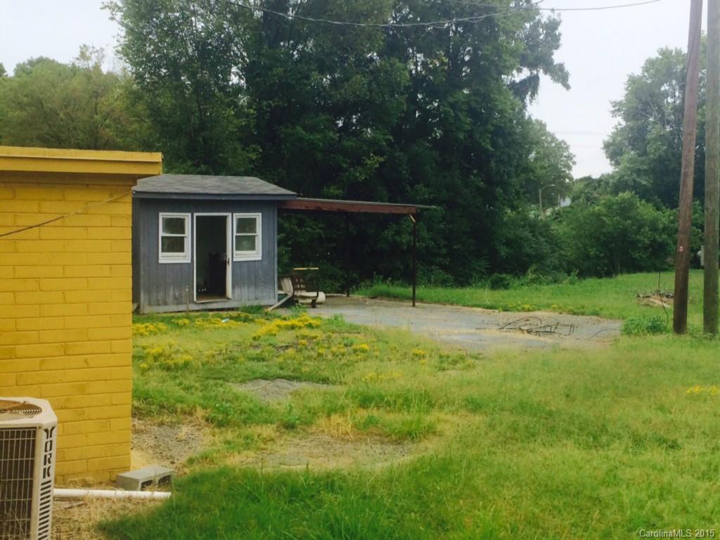 Industrial building with land that is located in great location on busy street and also conveniently located to major roads. Zoned I-2.