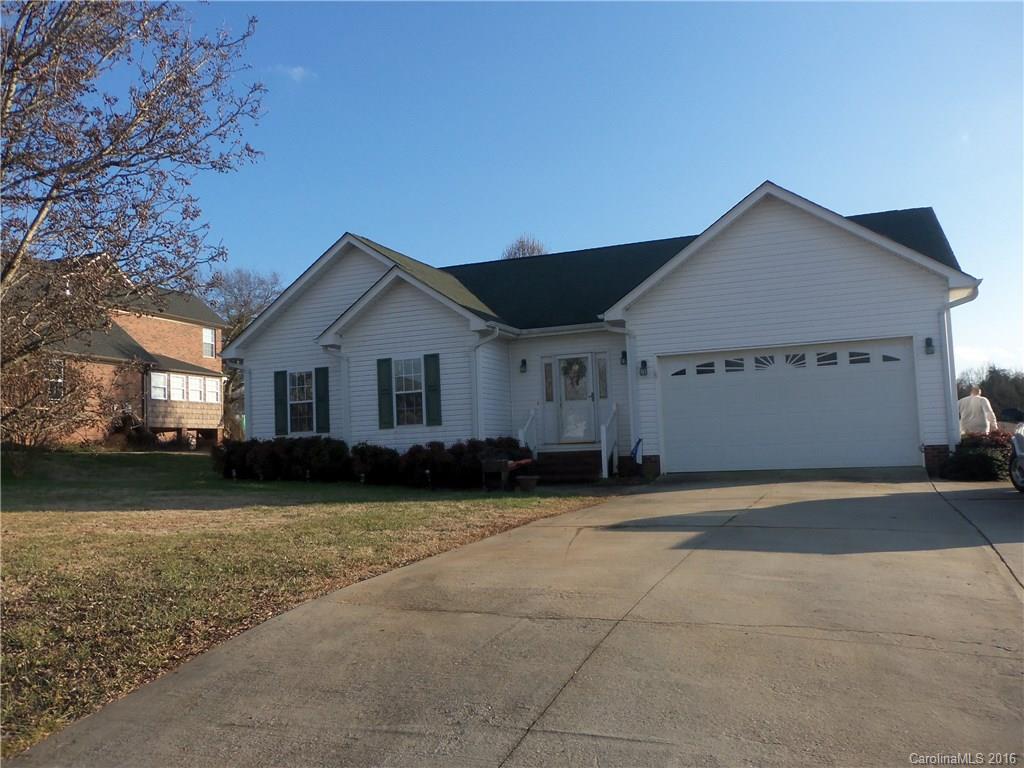 Three bedroom home in Beaumont Farms, large fenced back yard, Deck, City Sewer and water. Wood, tile floors. This home is well maintained with  family room and deck faces the Southwest sun set. Master bedroom has tub and shower. Located in Cleveland and schools include Cleveland Elementary, West Rowan Middle and High Schools.
Large entry hall leading to Great Room. Kitchen has granite counter tops. Colors of the room blend smoothly.