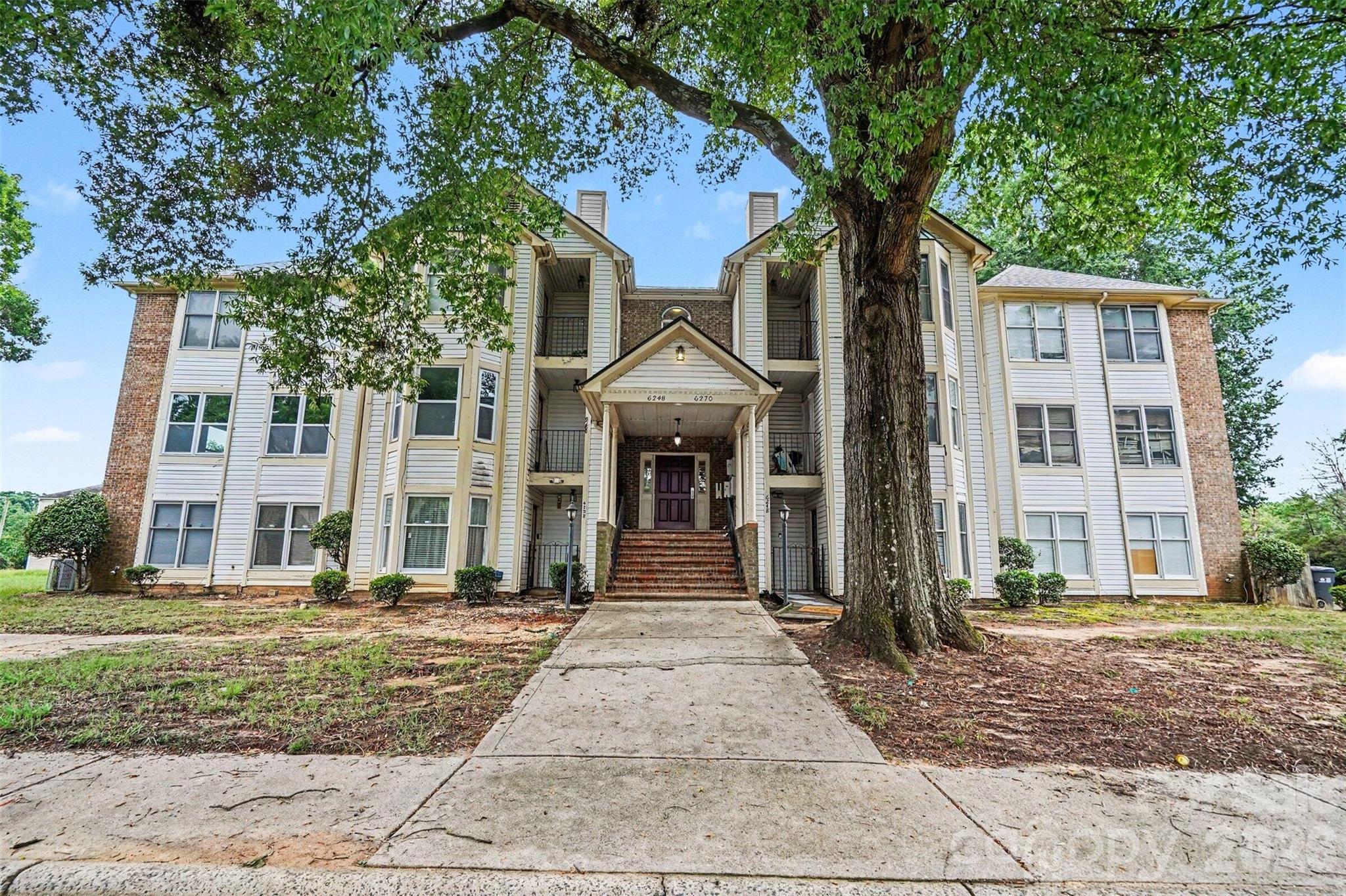 Fully remodeled and move-in ready, this stunning apartment feels like new construction! Nearly every detail has been thoughtfully updated with high-quality finishes throughout and include:
All 9 brand-new windows, New stainless steel appliances, including a garbage disposal, High-end 42-inch solid wood soft-close kitchen cabinets, Quartz countertops
Luxury vinyl plank (LVP) flooring throughout, Fresh interior paint, New door handles and hinges, Modern light fixtures, Beautifully renovated bathroom featuring a floor-to-ceiling tiled tub and shower with a glass enclosure, New vanities, mirrors, faucets, and fixtures.
For added peace of mind, both the HVAC system and water heater were replaced in 2024. Conveniently located in the heart of the area, you'll enjoy easy access to local dining,