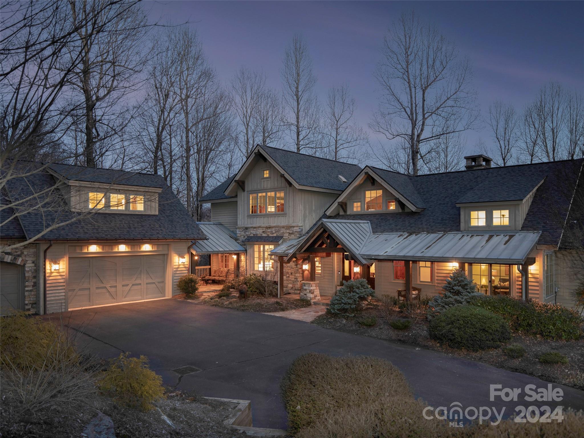 Astounding views greet you at the front door. This Mountain lodge home sits nestled on 3.65
acres in Pathways of Solomon Jones with commanding views to the south towards Pinnacle
Mountain. A stunning home originally built by the owner of Bluestone Construction as his
personal residence. A massive stone fireplace and timber trusses create the perfect lodge
atmosphere in the great room with a wall of windows. Boasting exceptional craftsmanship and
luxurious features throughout. A kitchen that would wow any chef with center island with a custom inlay.