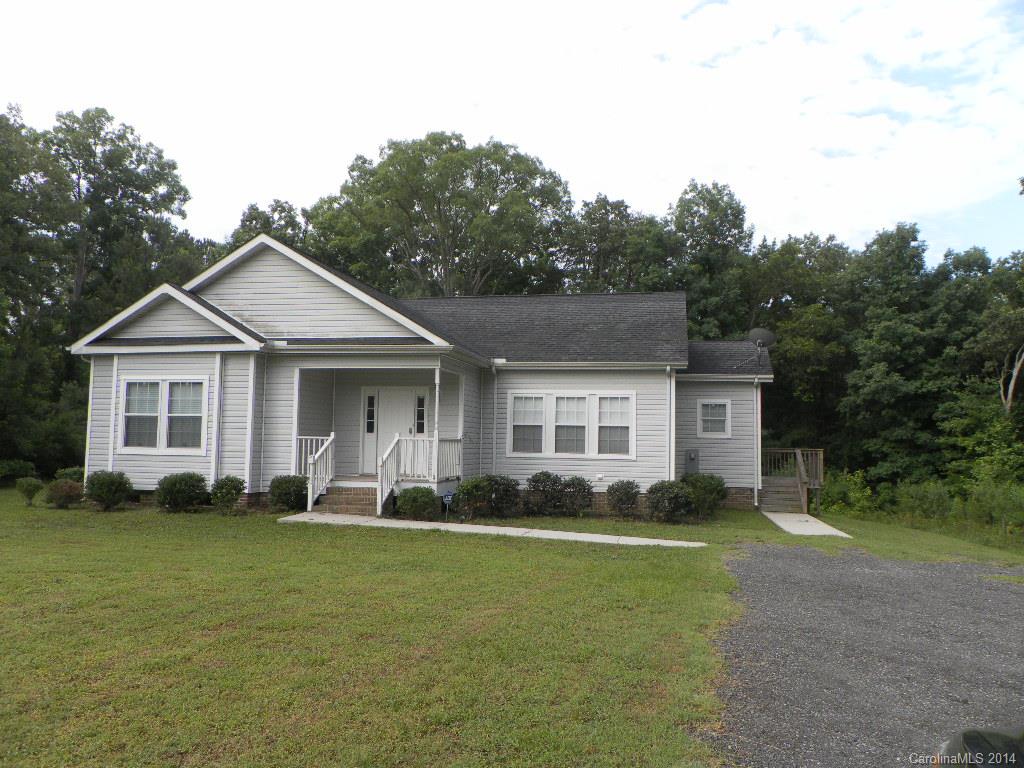 Easily adaptable 3 bedrooms and 2 full bathroom house, with wide front porch and a side deck, compacted with storms windows and doors. Have a wide open wooden floor planing in the living room, huge walk-in closet in Master room that also includes a large tub, Spacious back deck great for hangouts, and private backyard.