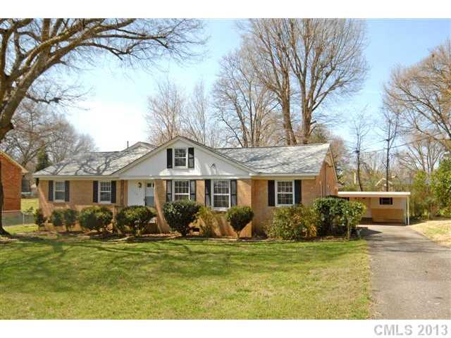 Retire near Charlotte!Near shopping, worship, car racing, antiquing. Whole house generator for icy winters/storms. Tons of storage,complete updated kitchen with Granite. New 50 year roof, patio,garden,deck&hugeFR,+EXTRAS. Home Warranty.