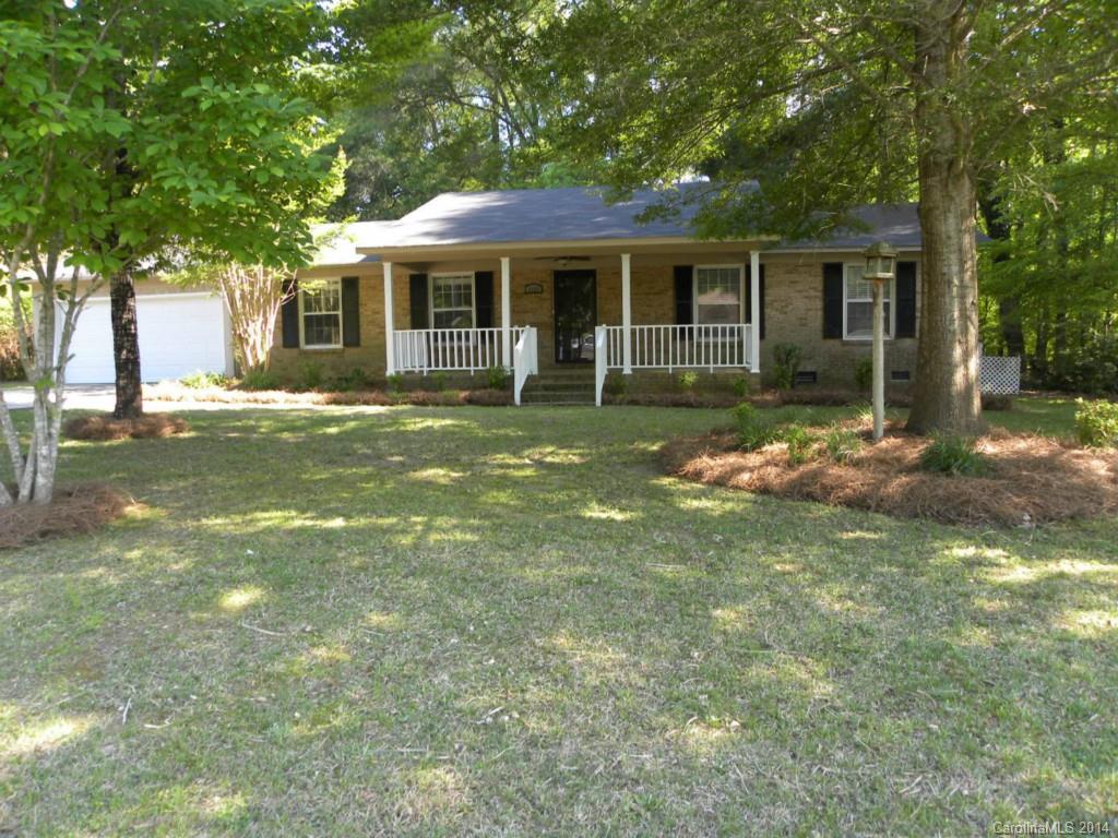 This is a great home for the money. Large den and living with hardwoods. Beautiful kitchen with granite. Fresh paint. New ceramic floor in bathroom. Enjoy the screen porch that overlooks private back yard. Almost everything has been re-done in this home. Owner welcomes inspections. This home is priced to sell.