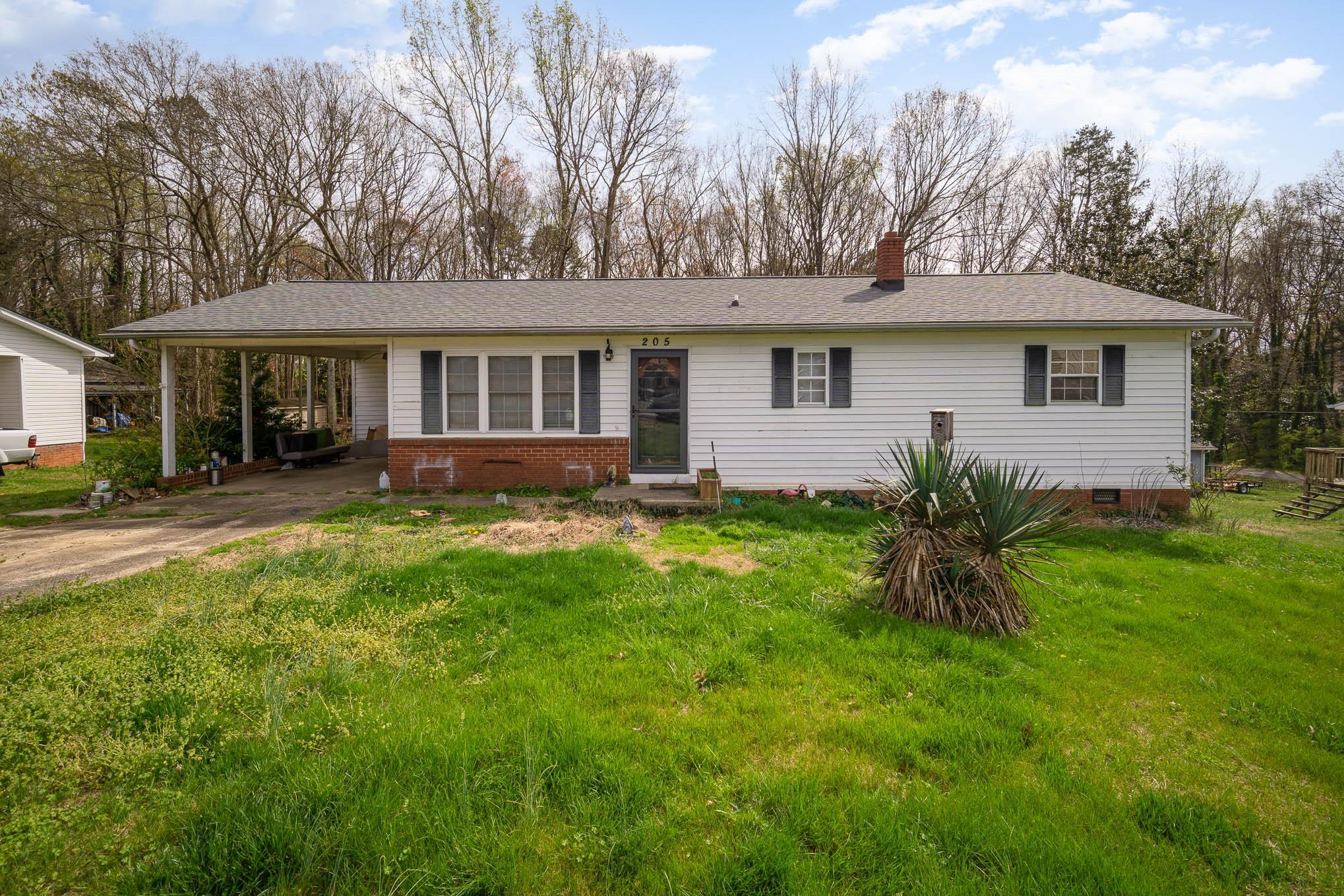 3 beds and 1 bath in Stanley. Perfect for an investor or buyer that wants to make it their own! One bedroom does not have a closet. There are no utilities currently active. The building in the backyard will not convey.