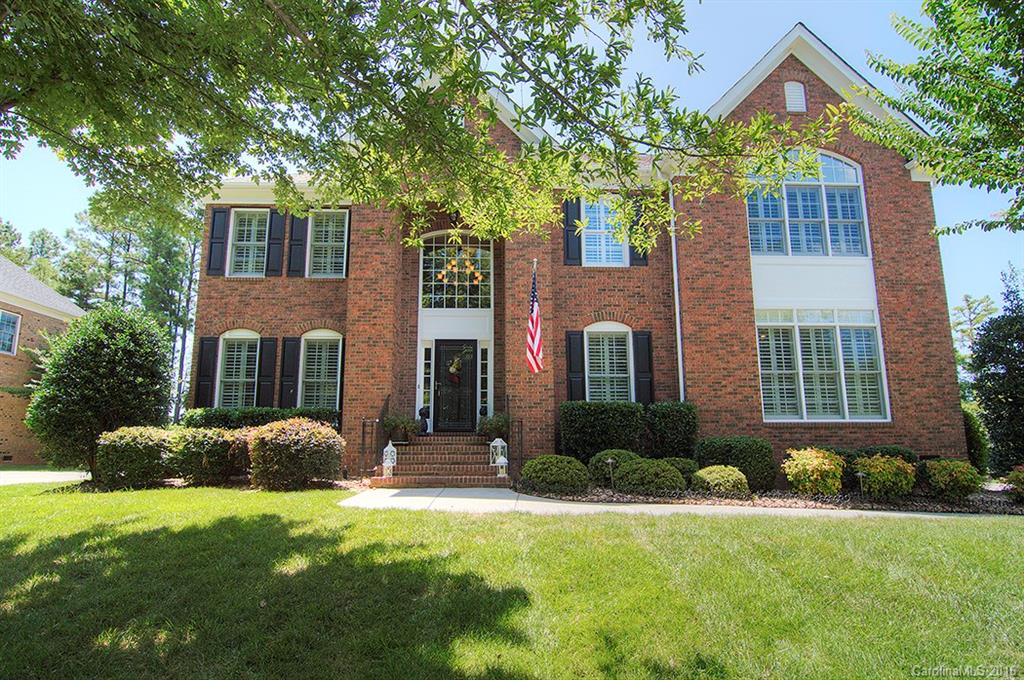 Stunning home in Lake Shore. Beautifully updated to include a fantastic custom kitchen, completely renovated w new appliances, custom cabinetry, & fixtures. All new hardwood flooring & carpeting, new paint throughout. Bathrooms recently updated w/custom tile, vanities, & fixtures. Designer Plantation Shutters.  Master bedroom has separate sitting room.Tega Cay Peninsula lifestyle, Fort Mill Schools.
CURRENT CONTRACT HAS A 24 HOUR RIGHT OF REFUSAL IF NEW OFFER DOES NOT HAVE A SALE CONTINGENCY.