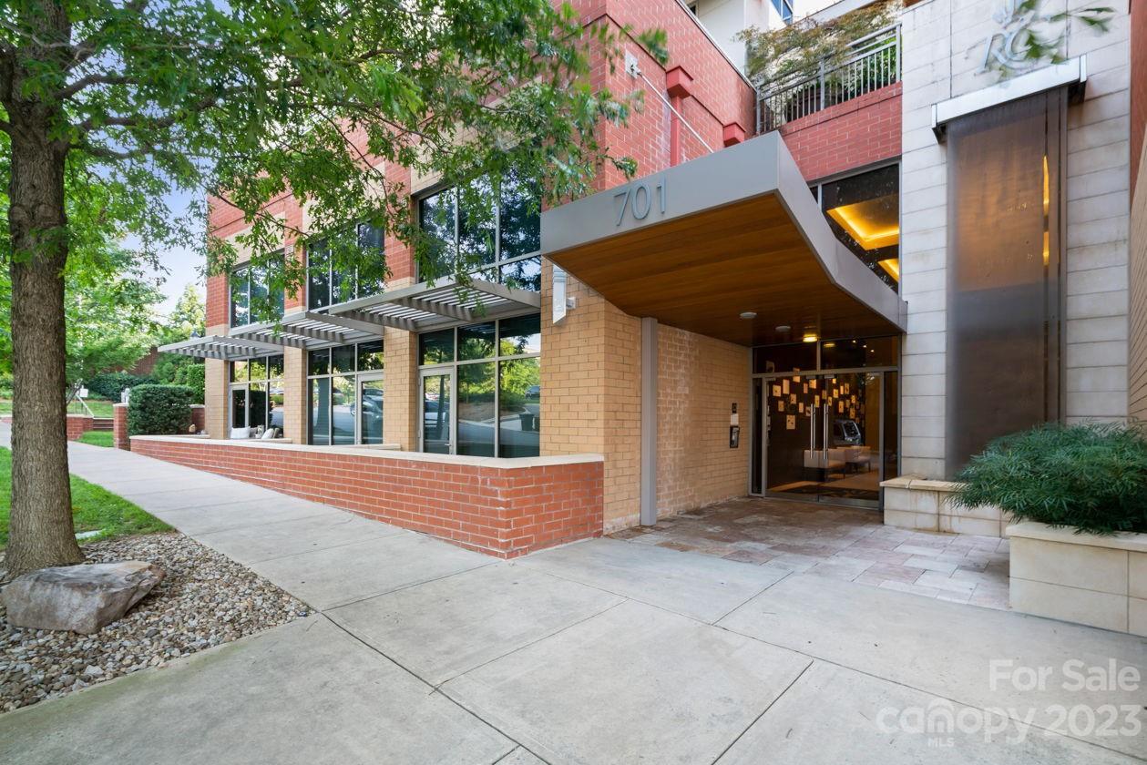 Fantastic location! Royal Court Condos is situated next to historic Dilworth, City Center, Midtown, South End. Just minutes from the light rail, Panther Stadium, and tons of dining and shopping! This is a move-in ready, 1 bedroom, 1 bathroom unit with an open floor plan perfect for entertaining, a balcony, hardwood floors, stainless steel appliances, and granite countertops. Enjoy all the amenities including the outdoor pool, fitness center, hot tub, etc!