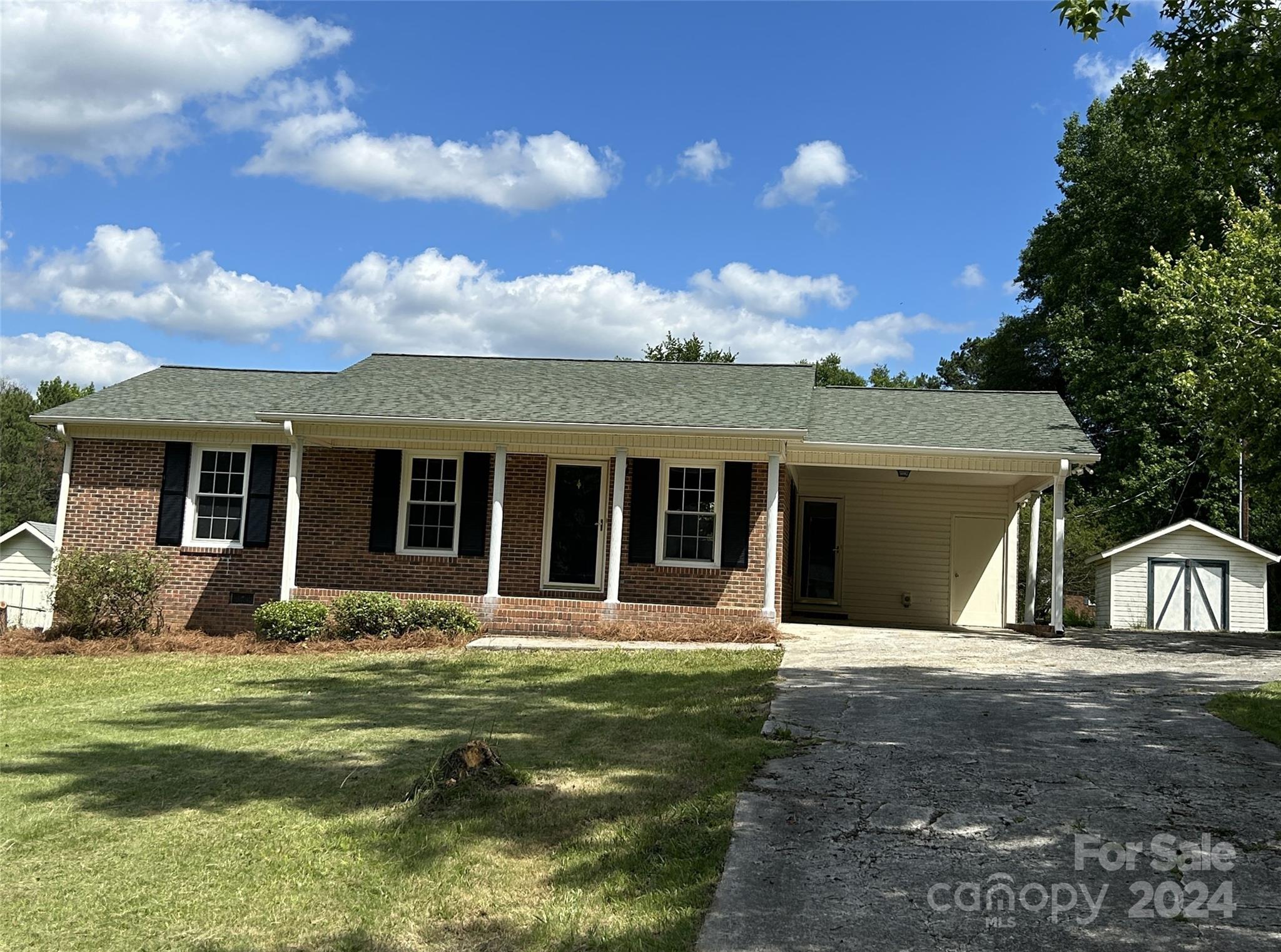 Recently refreshed, all brick  home in the Smokerise community of Lancaster. Freshly painted and new flooring installed in 2024. New windows, HVAC, appliances, light fixtures, granite countertops, tile and more were installed in 2021. Outbuilding in backyard has ample storage space for all your tools and lawn equipment. Fridge will convey to buyer.