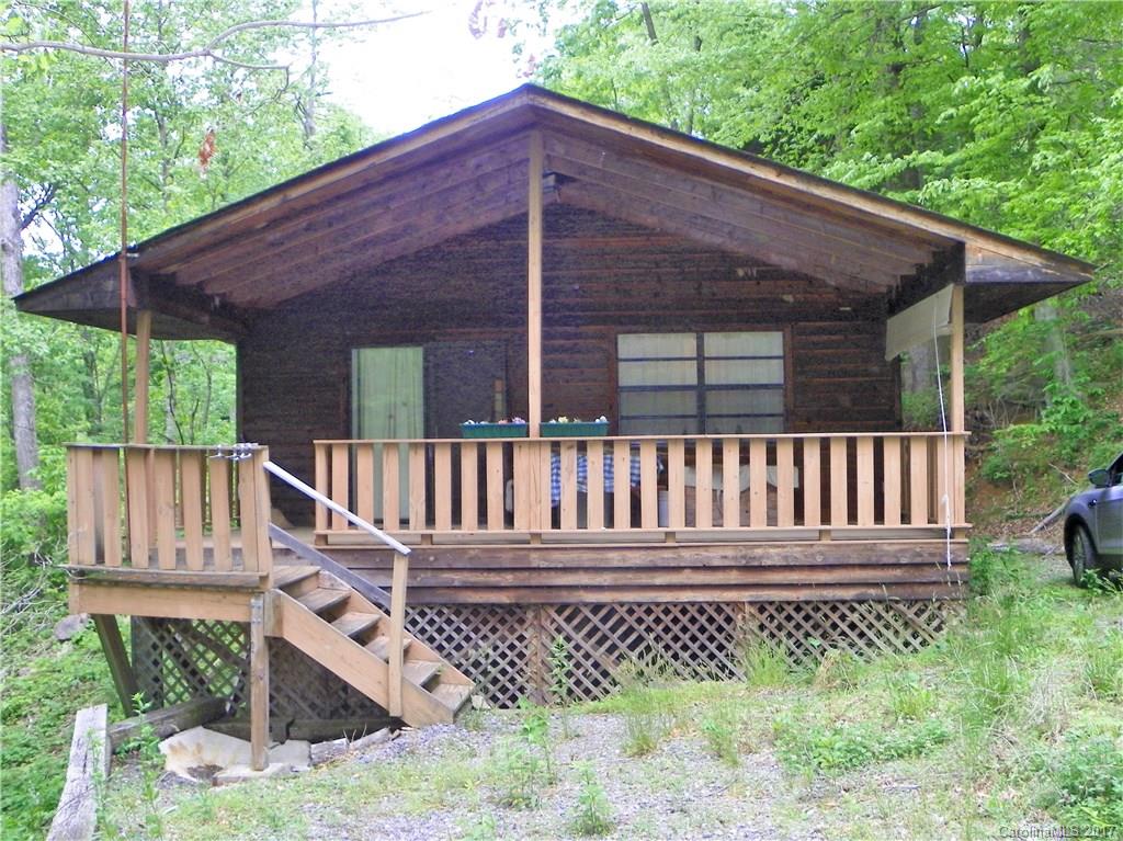 Nice Cabin in the Woods! 2BR 1 Bath. All furnishings included! Private Gravel Rd. About a 5 mile drive from Bat Cave off HWY 9. Sit on the covered front deck and enjoy what nature has to offer. Private wooded setting.