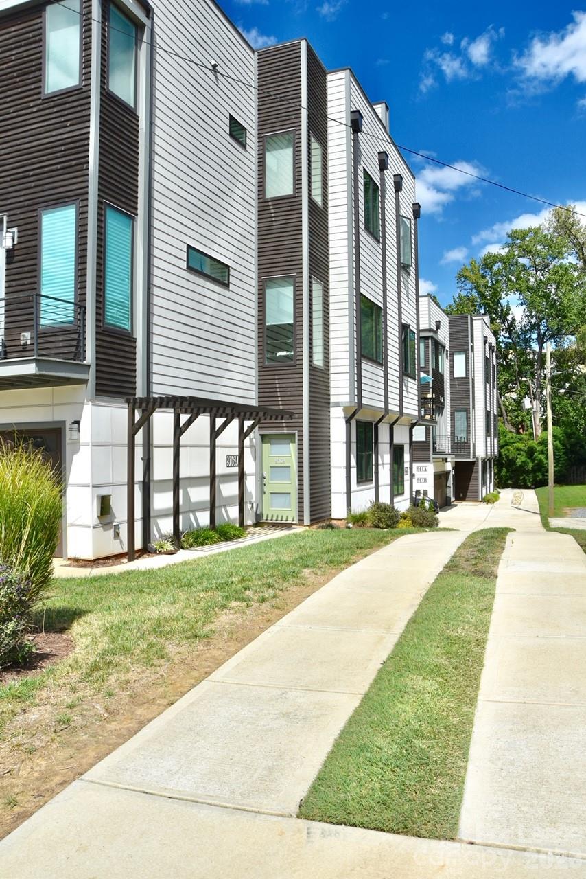 Come see Luxity Terraces for a modern, luxurious home that offers walkable convenience to everything uptown, while being in a quiet, residential pocket development in Third Ward.  Hardwood floors throughout, a very large living/kitchen/dining area built for entertaining and a private rooftop terrace with amazing sunset views.
